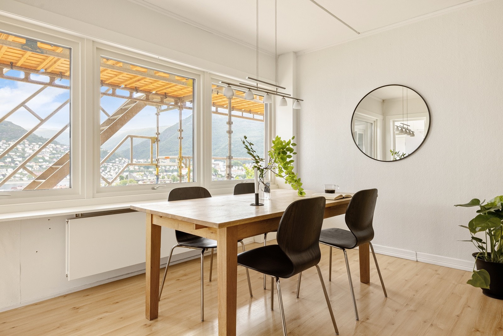 Fra stuen har du tilkomst til boligens innglasserte balkong. Galleribilde