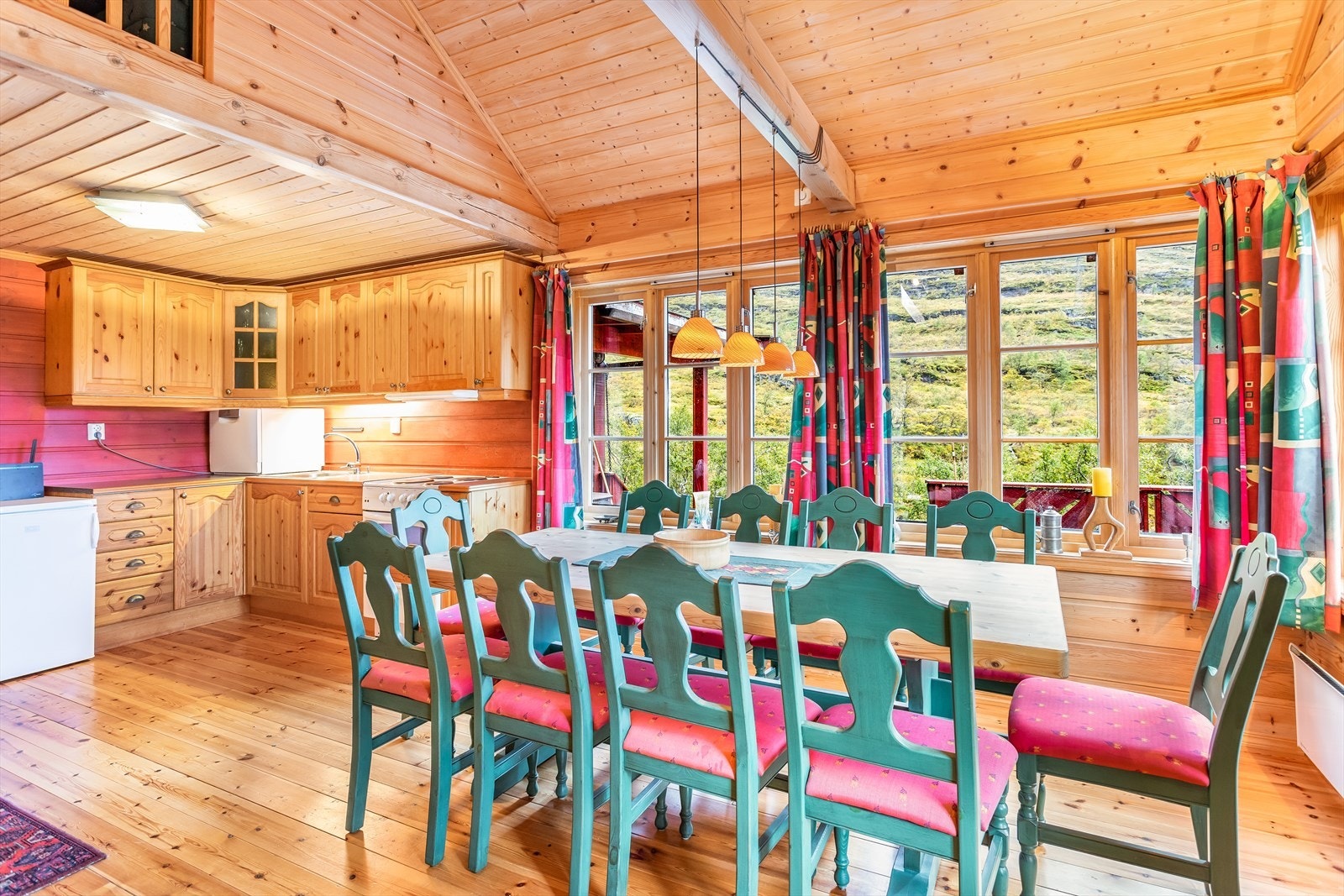 Åpen stue/kjøkken-løsning. Galleribilde