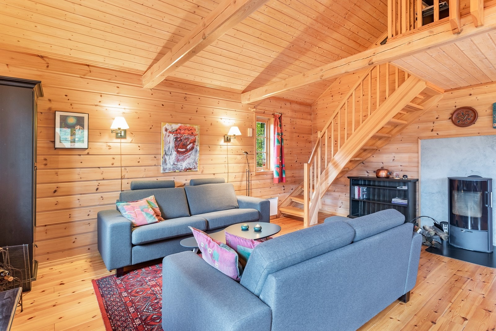 Stue med vedovn og trapp opp til hems. Galleribilde