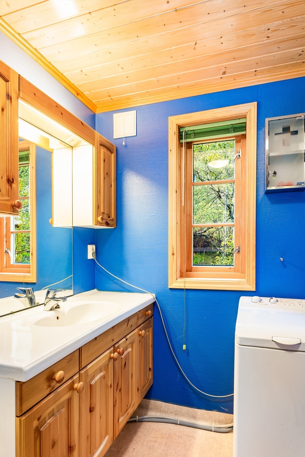 Bad med servant og opplegg for vaskemaskin. Galleribilde