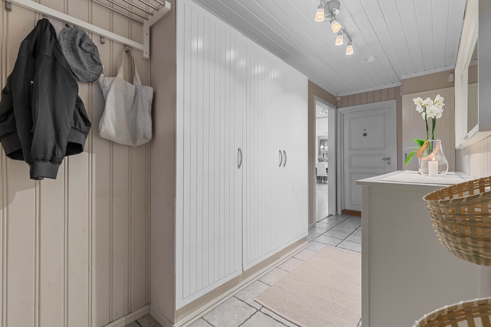 Her har du god plass til oppbevaring i form av garderobeskap og hengeinnredning Galleribilde