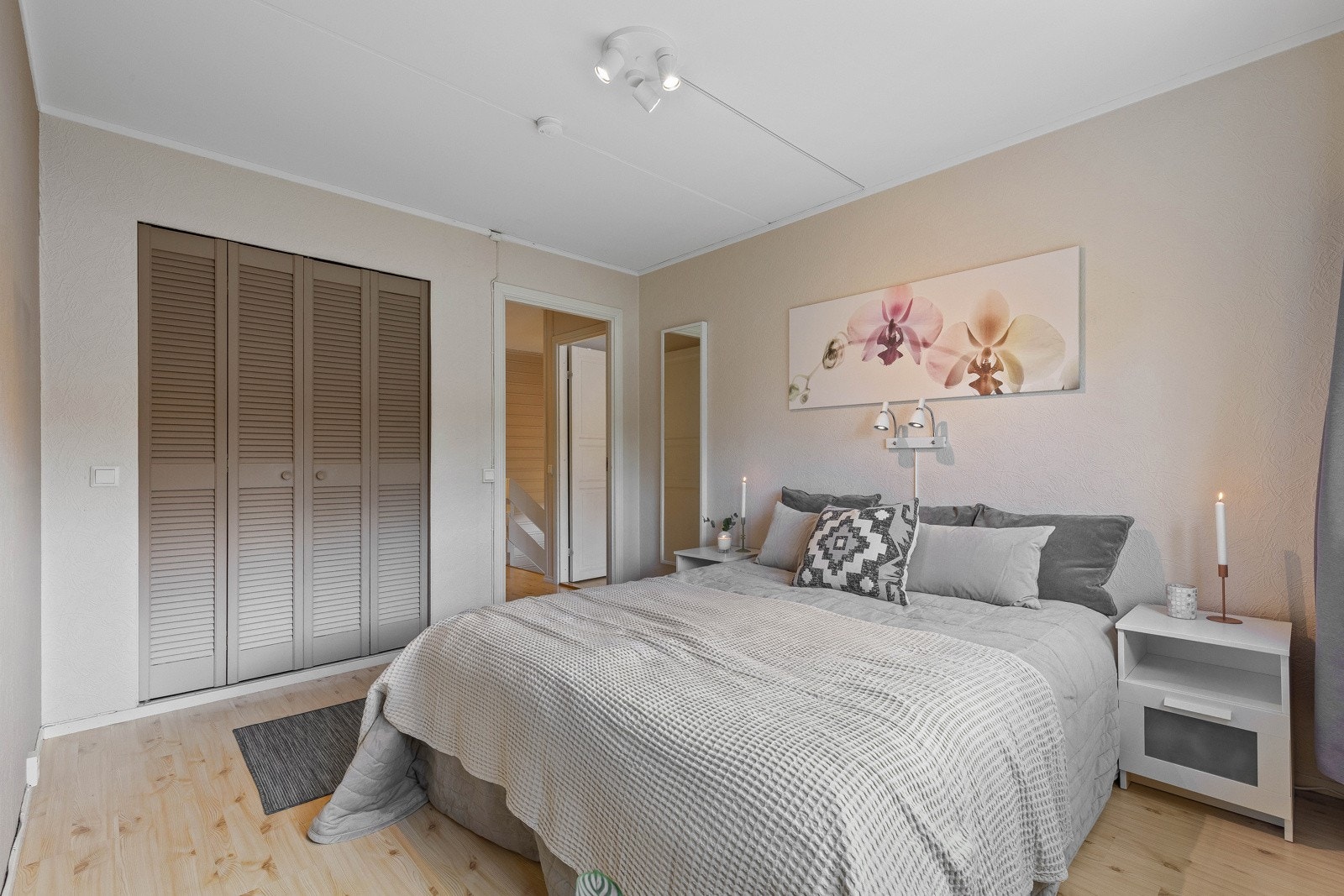 Hovedsoverommet har god plass til stor seng og egen garderobe i nisje i vegg. Det er i tillegg plass til øvrig møblement. Galleribilde