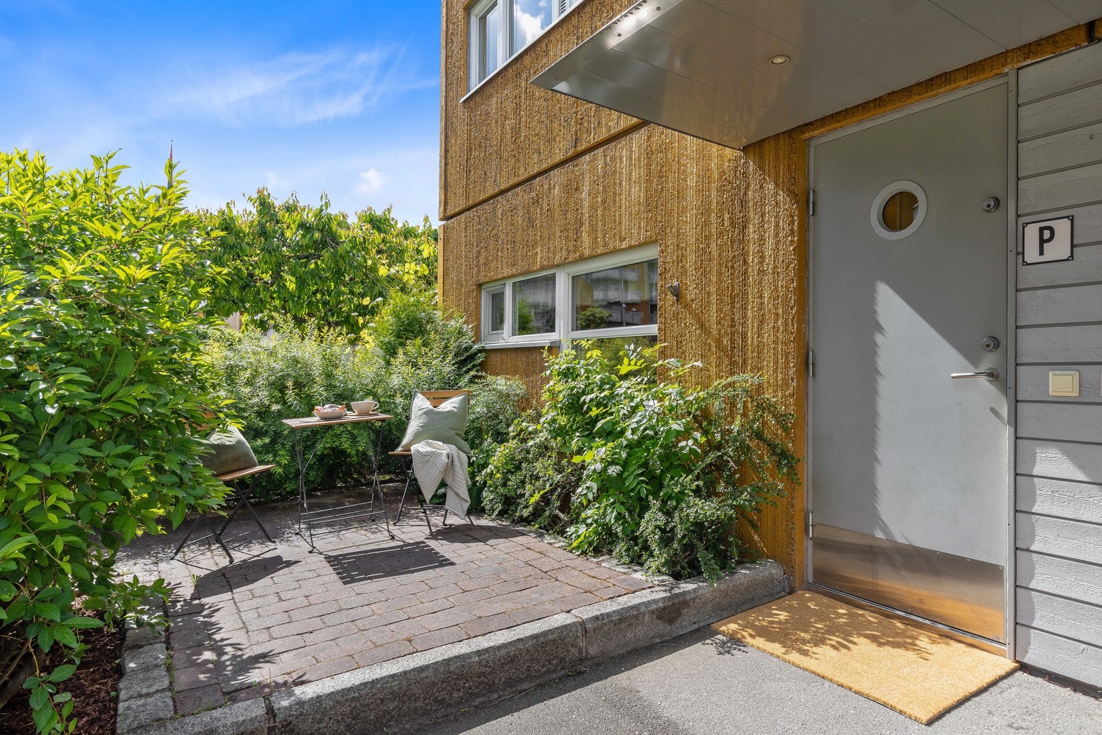 Uteplassen har sol fra morgenen og utover formiddagen - perfekt for frokosten og den første kaffekoppen Galleribilde