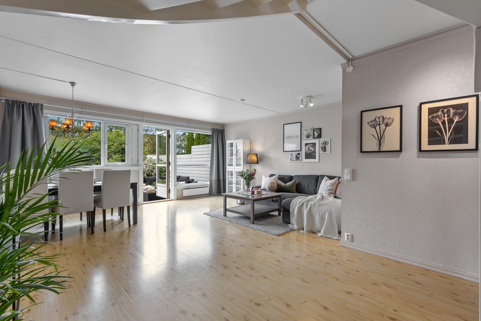 Innbydende stue av god størrelse med plass til både stor sofagruppe og spisebord, samt annet møblement Galleribilde