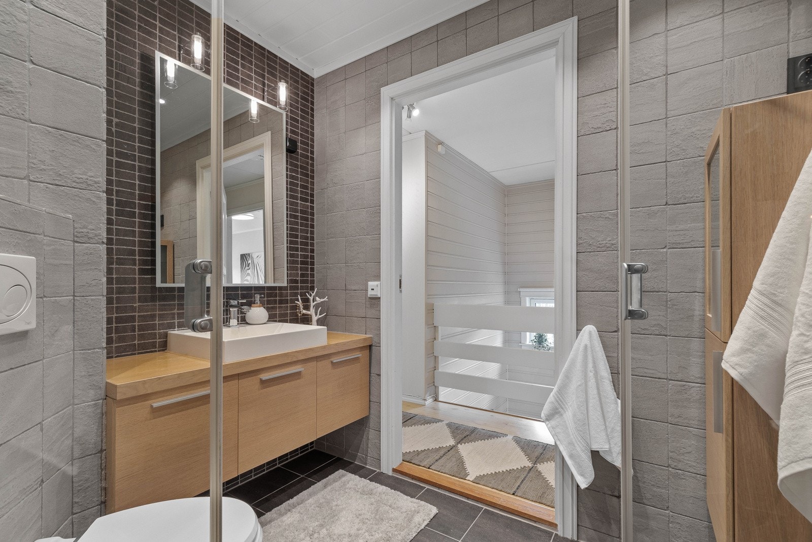 Bad/wc ble pusset opp i 2007 og er tidløst innredet. Badet har vegghengt wc og dusj med vendbare dører. Galleribilde