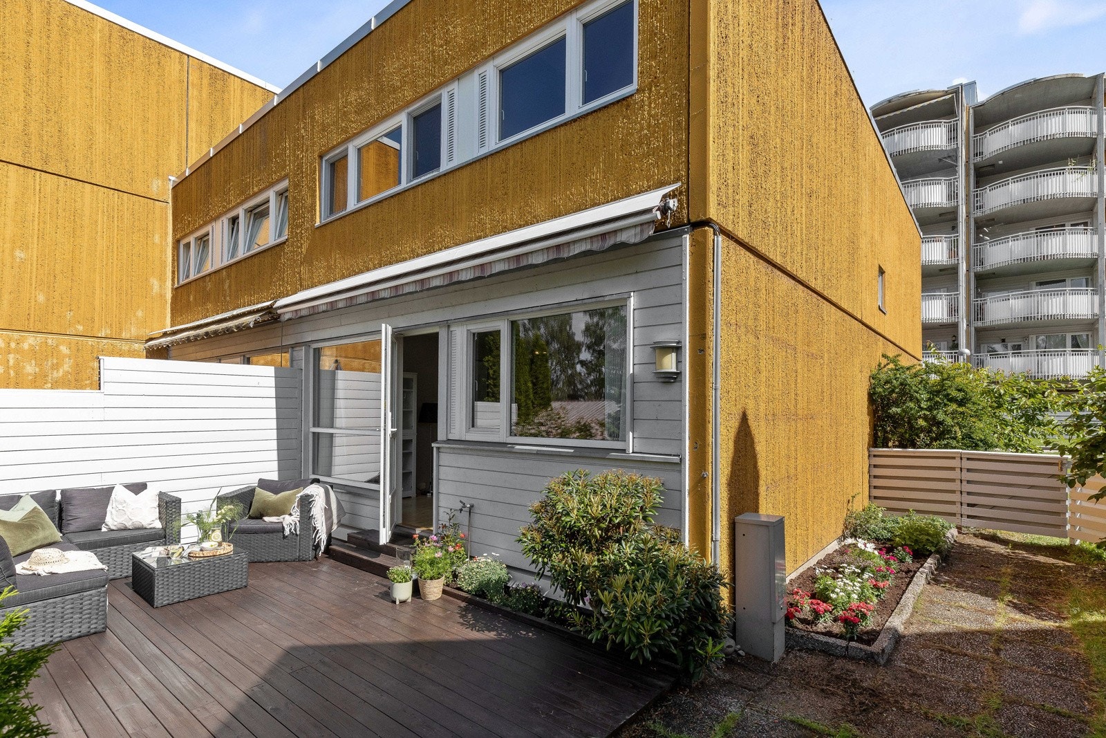 Som enderekkehus strekker hagen seg rundt boligen. Hagen er pent opparbeidet med blomsterbed, markjordbær og ripsbusker. Galleribilde