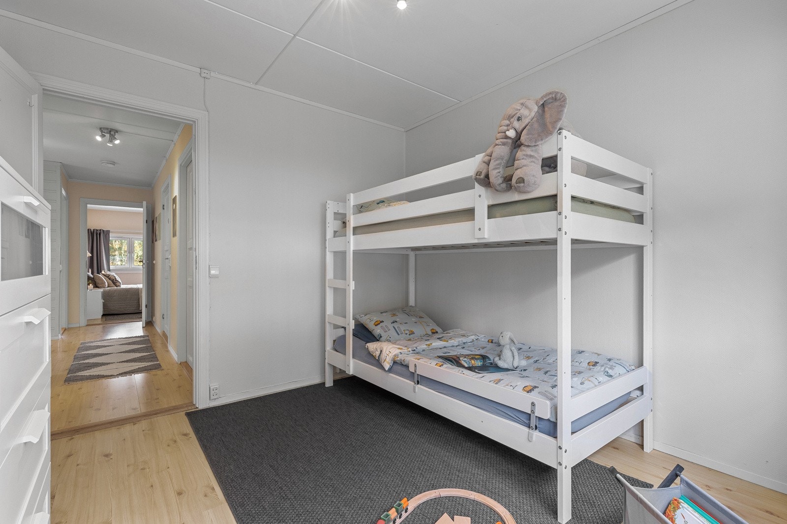 Overflater består av laminat på gulv, mens det er malt strie/malt tapet på alle vegger. Flere rom er malt i senere tid. Galleribilde