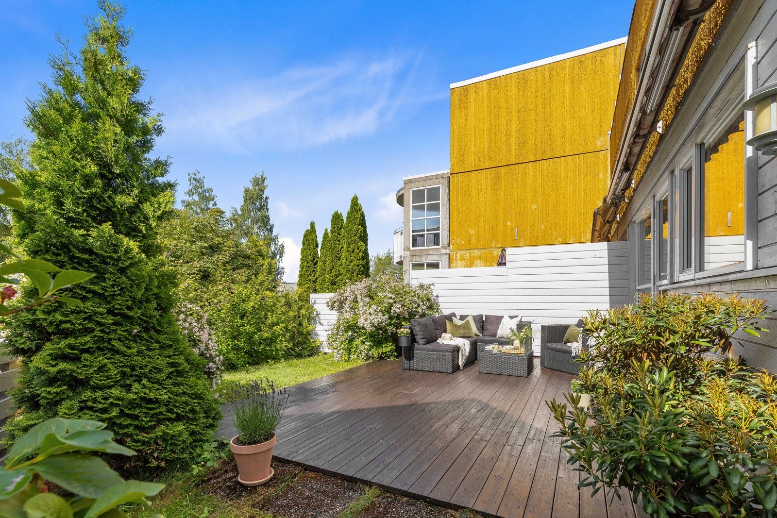 Fra stuen har du utgang til solrik markterrasse på 20 kvm og herlig, usjenert hage Galleribilde