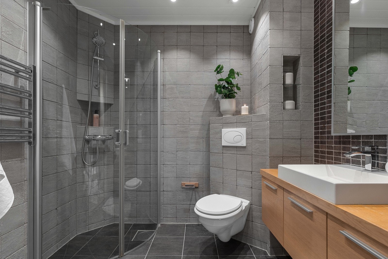 Boligen har to våtrom, ett i hver etasje. Bad/wc ligger praktisk i tilknytning til soverommene i 2. etasje. Galleribilde