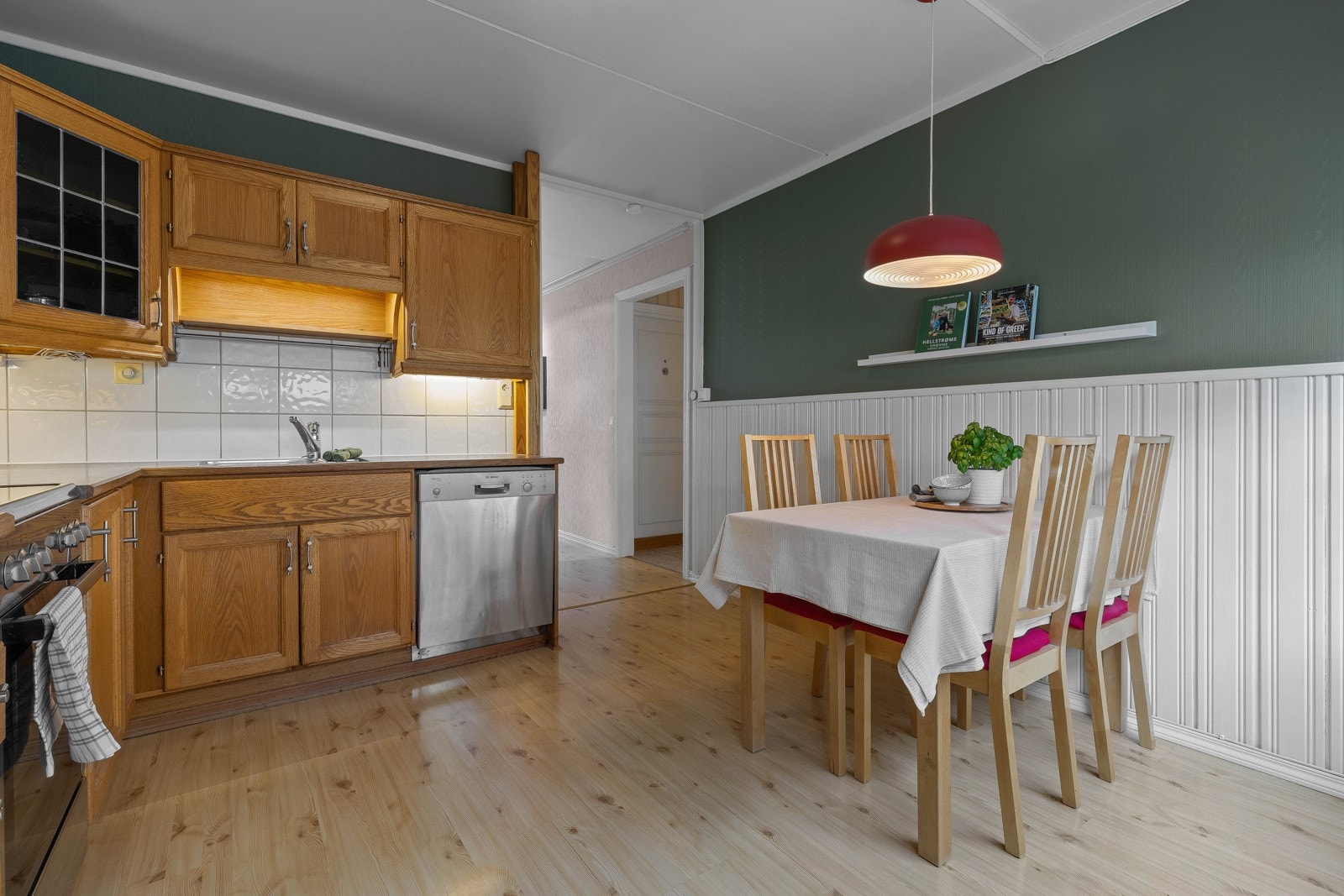 Hvitevarer består av stekeovn med keramisk platetopp, oppvaskmaskin og kjøle-/fryseskap (2023). Ventilator med avtrekk ut. Galleribilde