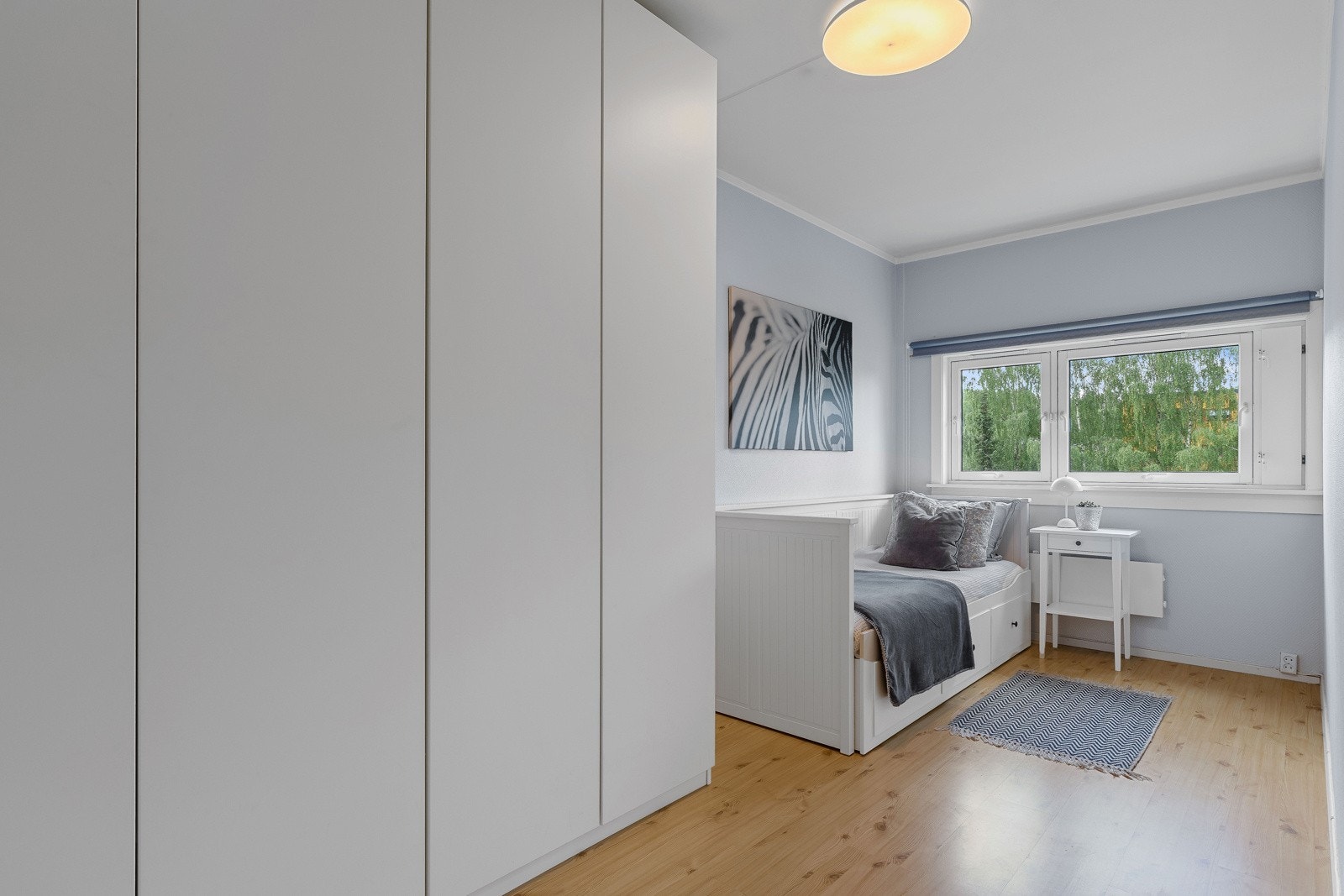 Soverommene er av god størrelse, slik at flere kan innredes som hovedsoverom. Her vises soverom II i tilknytning til hovedsoverommet. Galleribilde