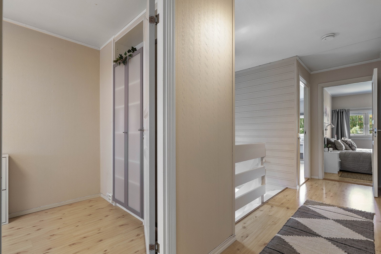 Her medfølger det to doble plassbygde skap i nisje i vegg Galleribilde