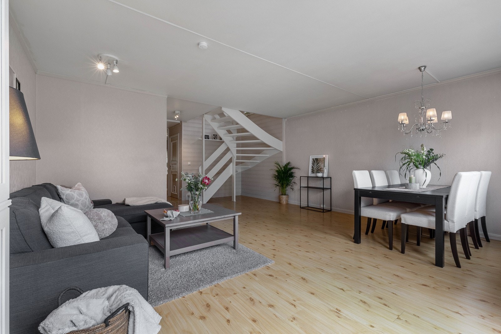 Alt er innredet i avstemte farger som gir en stemning av harmoni og ro, som får de fleste til å føle seg hjemme Galleribilde