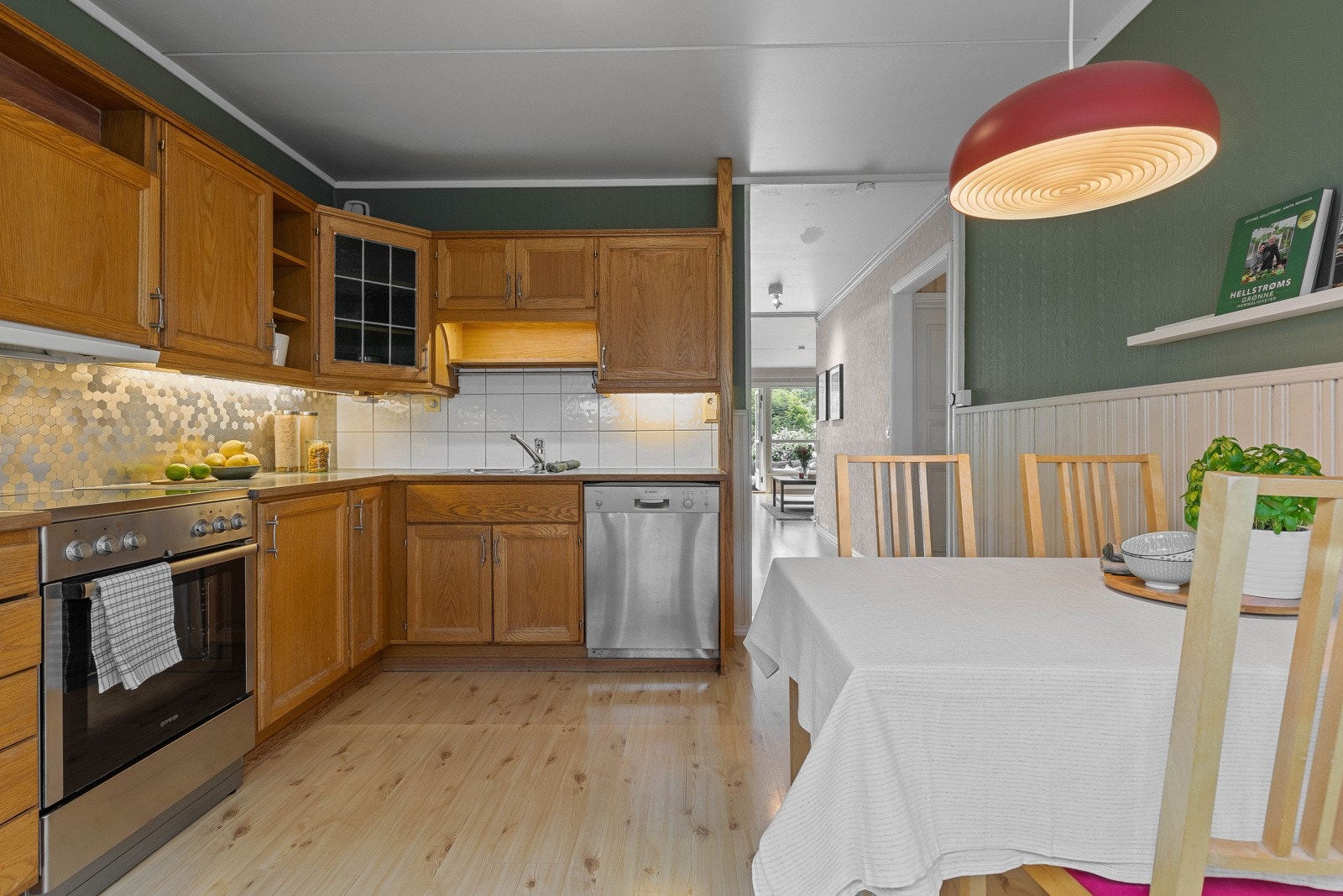 Kjøkkenet har eldre, men velholdt innredning med eikefronter og laminat benkeplate Galleribilde