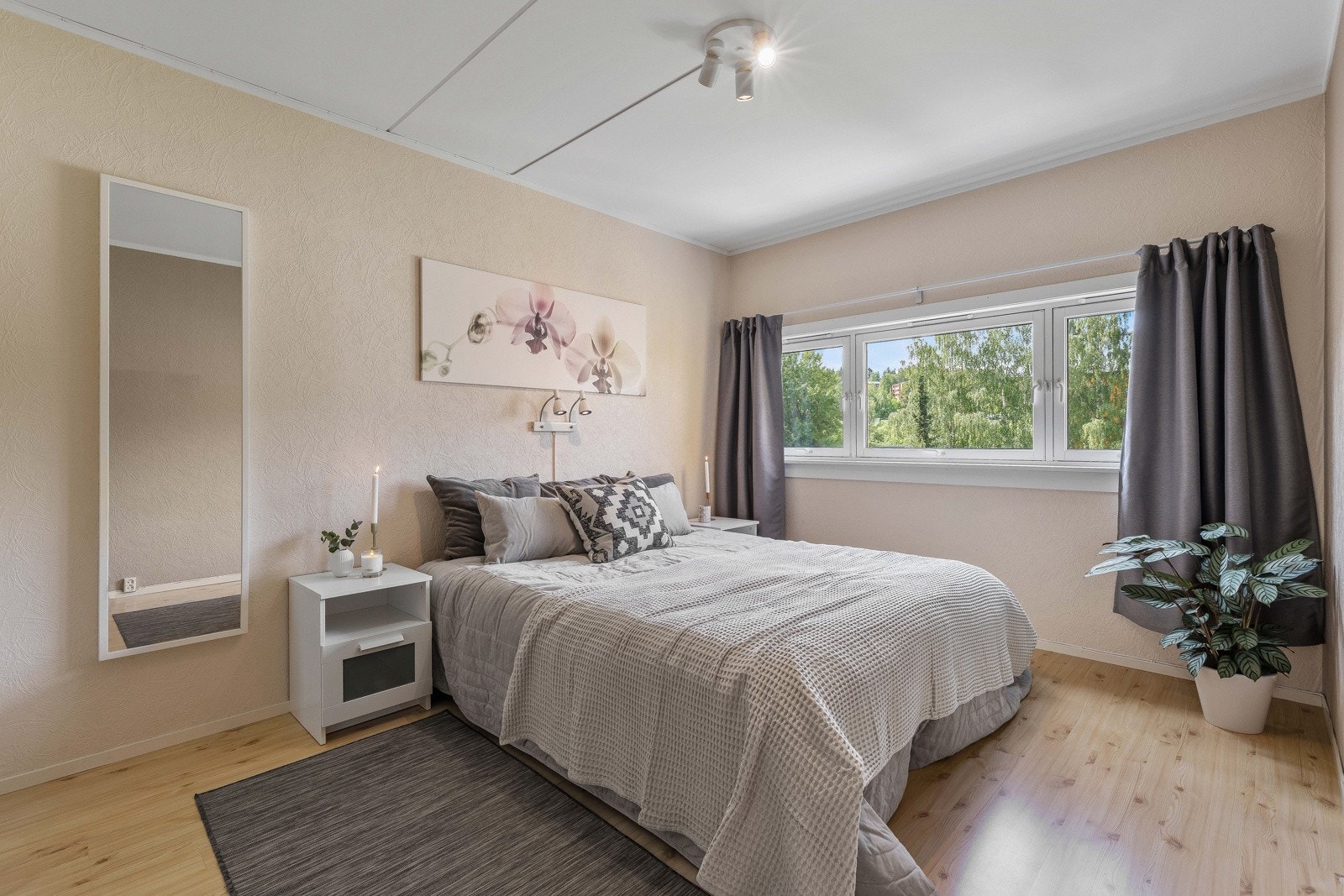 Boligen har fire behagelige soverom, hvor alle ligger samlet som en skjermet enhet i 2. etasje Galleribilde