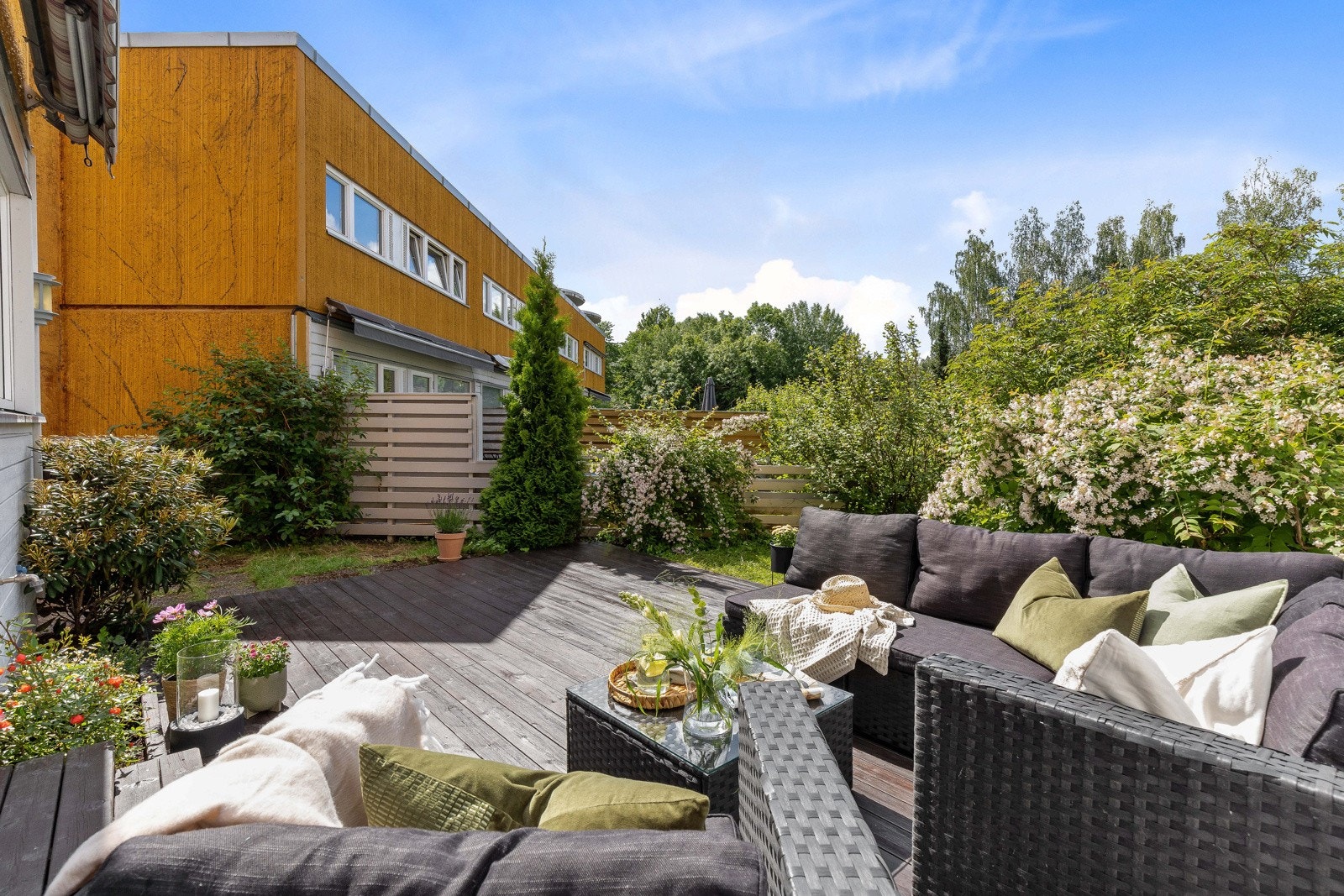 Hagen ligger vendt mot sør og vest som gir nydelige solforhold. Her kan du følge solen fra formiddagen til midt på kvelden. Galleribilde