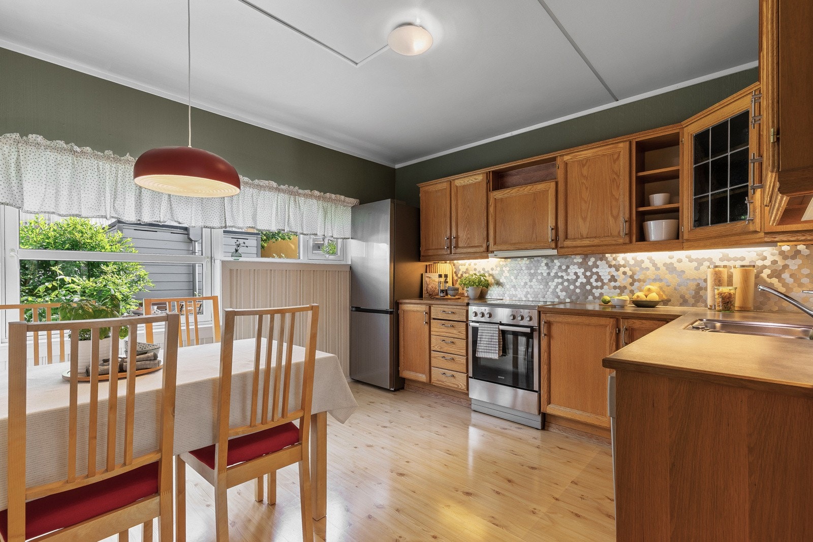 Hyggelig kjøkken med god plass til spisebord. Fra vinduet har du utsyn til din private uteplass ved inngangspartiet. Galleribilde