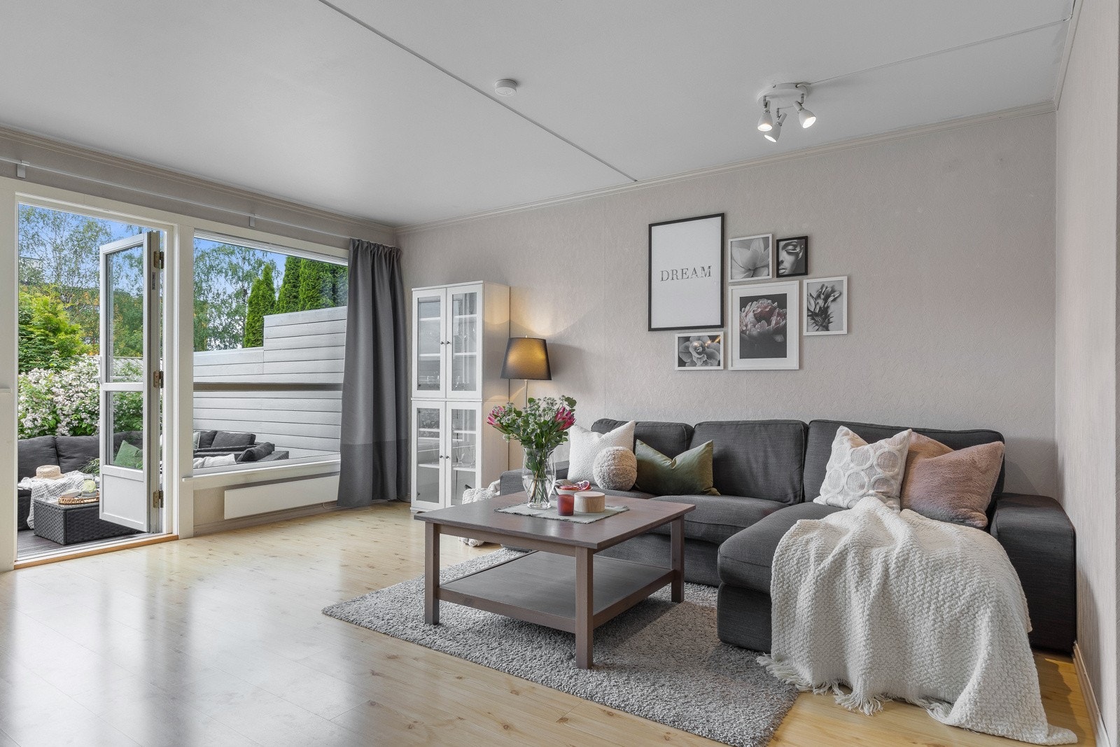 Fra stuen har du også utgang til herlig, solrik markterrasse og frodig hage Galleribilde