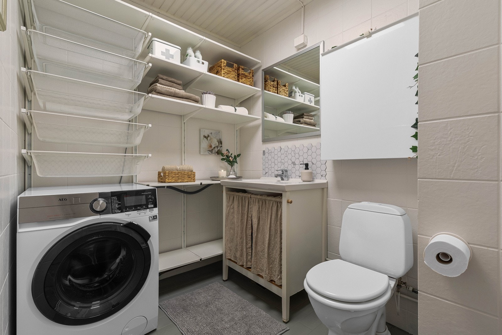 Fra gangen har du inngang til praktisk vaskerom/wc. Rommet kan også innredes som bad som utført i tilsvarende boliger. Galleribilde