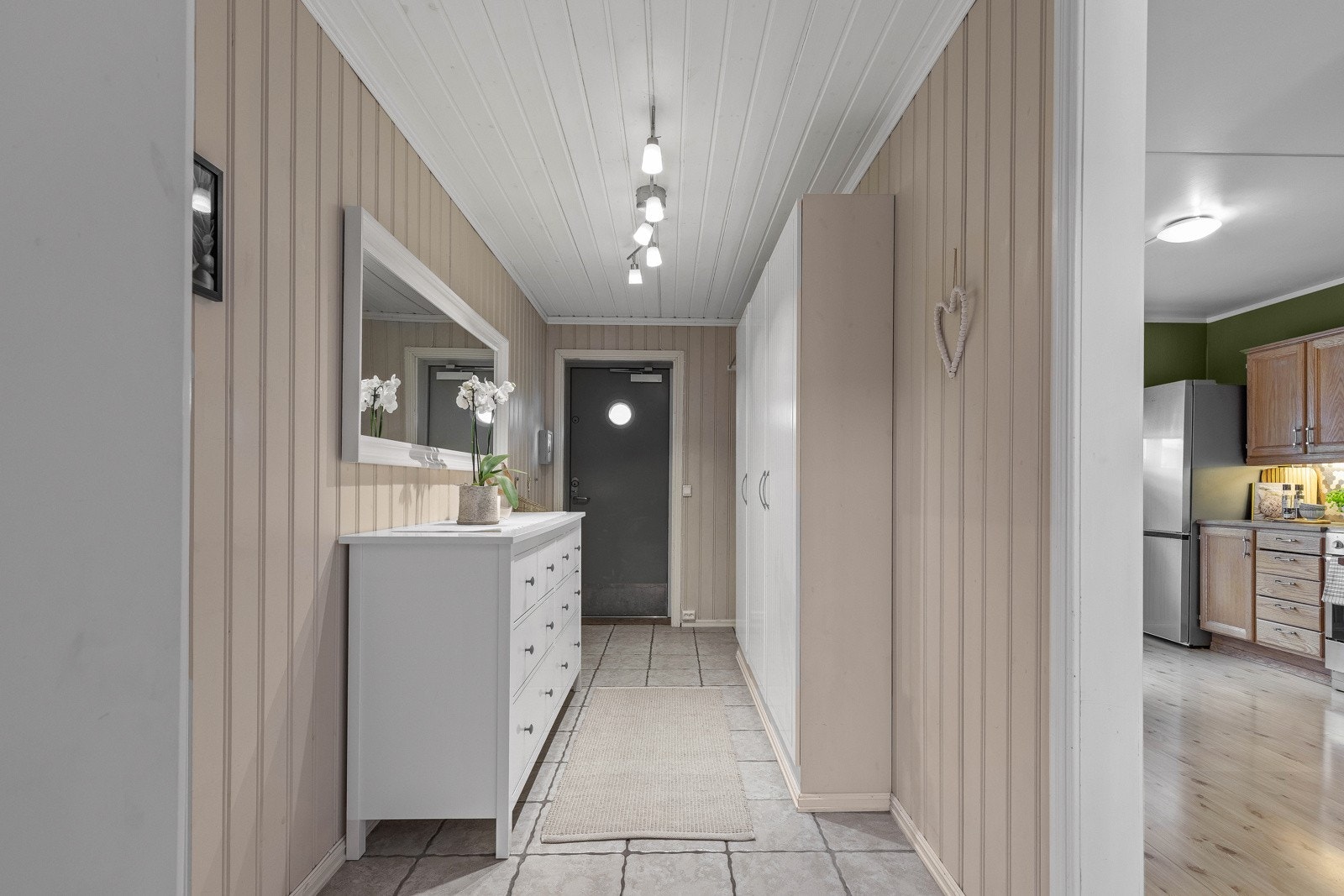 Innvendig møtes du av en romslig entré og gang, som gir en hyggelig velkomst inn i boligen Galleribilde