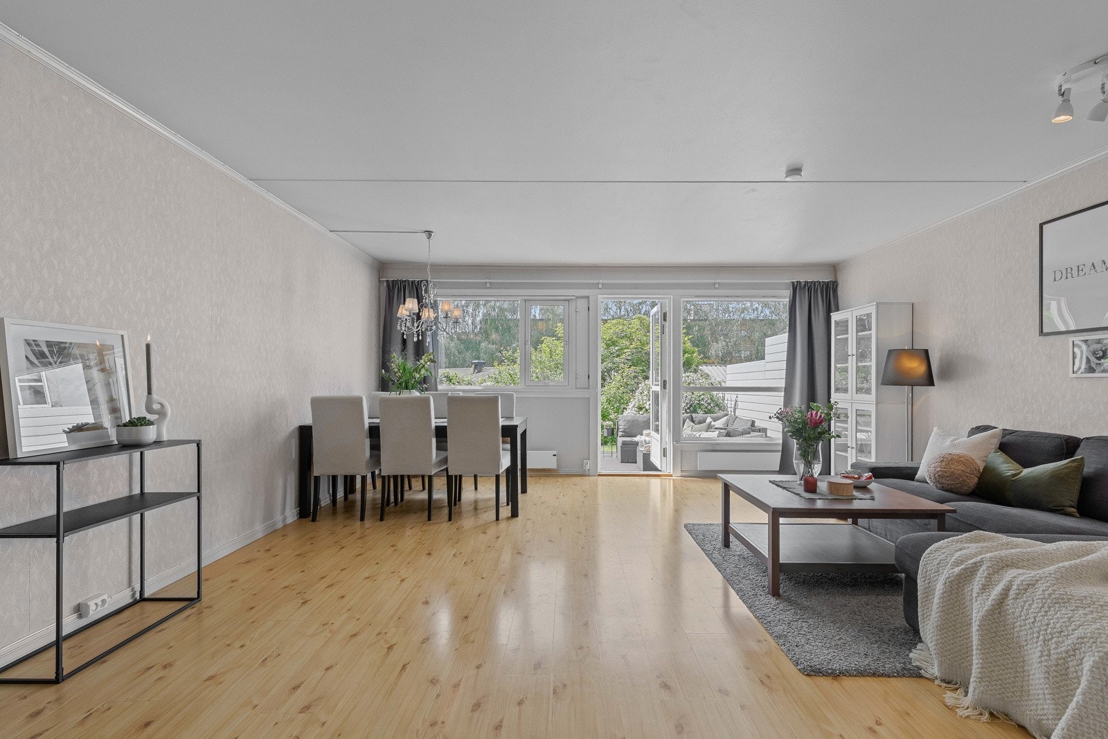 Stuen har store lysflater som slipper inn rikelig med naturlig lys Galleribilde