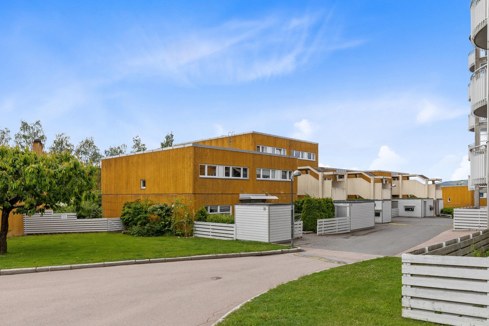 Boligen har en svært god intern beliggenhet i borettslaget, på enden av rekken og uten leilighet i etasjen over Galleribilde