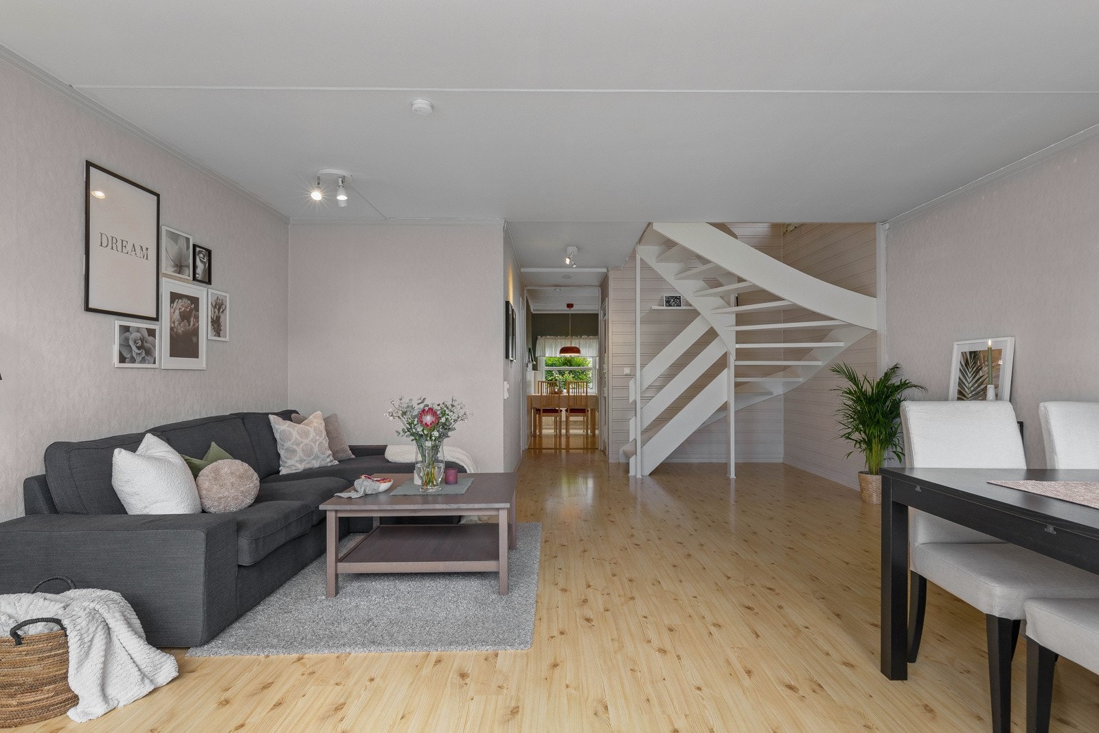 Gjennomgående løsning mellom stuen og kjøkkenet, lar lyset flyte fritt innover boligen og skaper en fin romfølelse Galleribilde