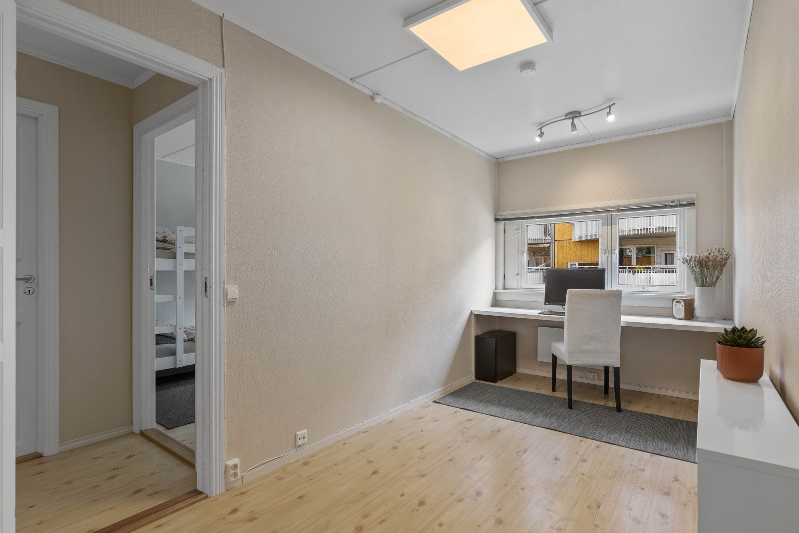 Det er anledning til å ta ned veggen mellom soverommene om du ønsker ett stort rom Galleribilde