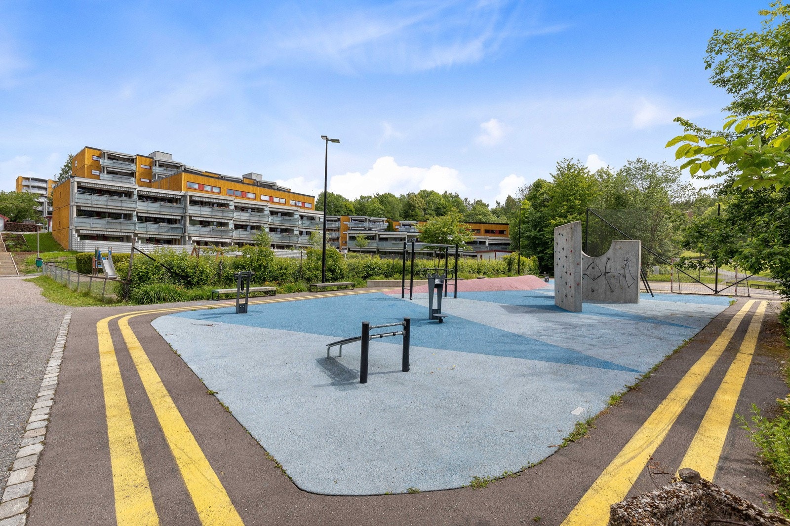 Barnevennlige omgivelser hvor du nedenfor borettslaget finner Lindebergparken med utvendige treningsapparater, klatrevegg og ballbane Galleribilde