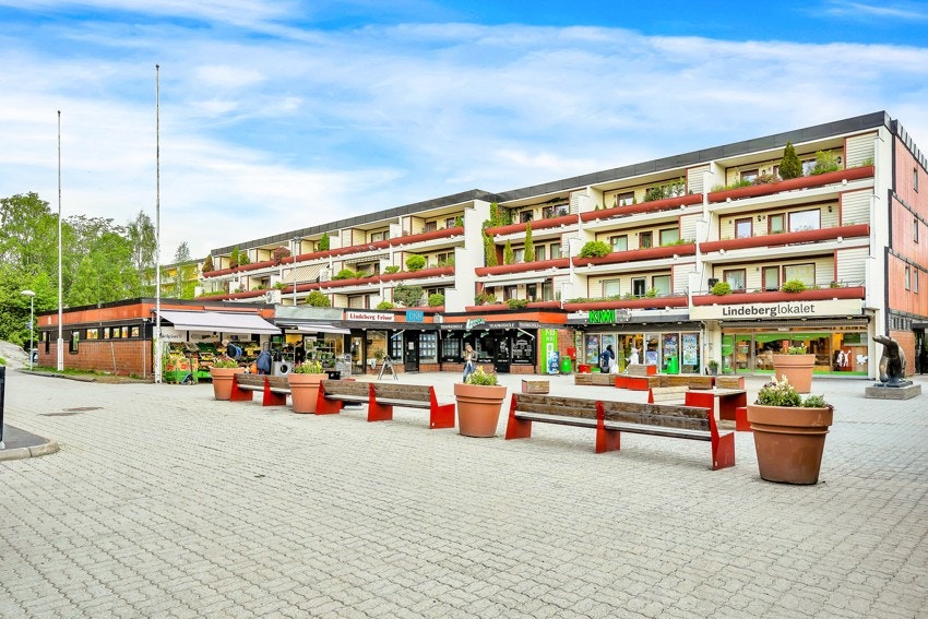 Det er også kun få minutters gange til Lindeberg senter med matbutikk, frisør, apotek, fysioterapi og legesenter. T-banens linje 2 er også på senteret. Galleribilde