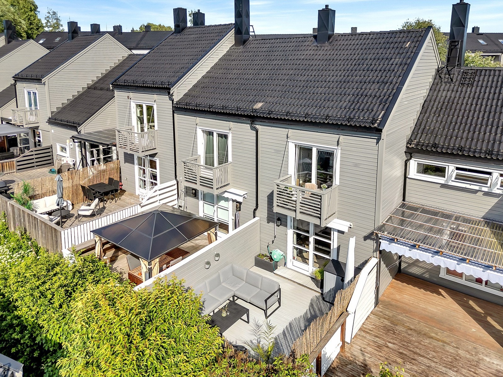 Prost Holms vei 75 er et hyggelig rekkehus over tre etasjer med tre flotte uteplasser, garasjeplass i felles garasjerekke og gode solforhold. Galleribilde