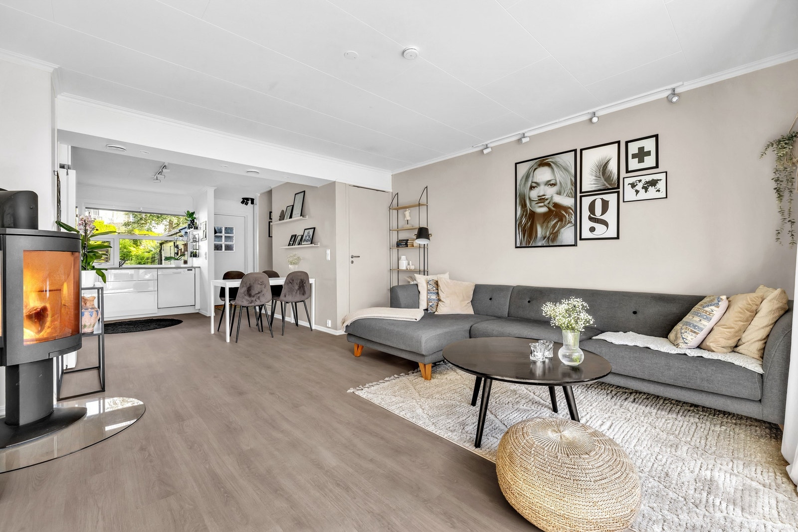Stuen er romslig og åpen, med lysmalte vegger i moderne farger og laminatgulv som skaper en innbydende atmosfære. Galleribilde