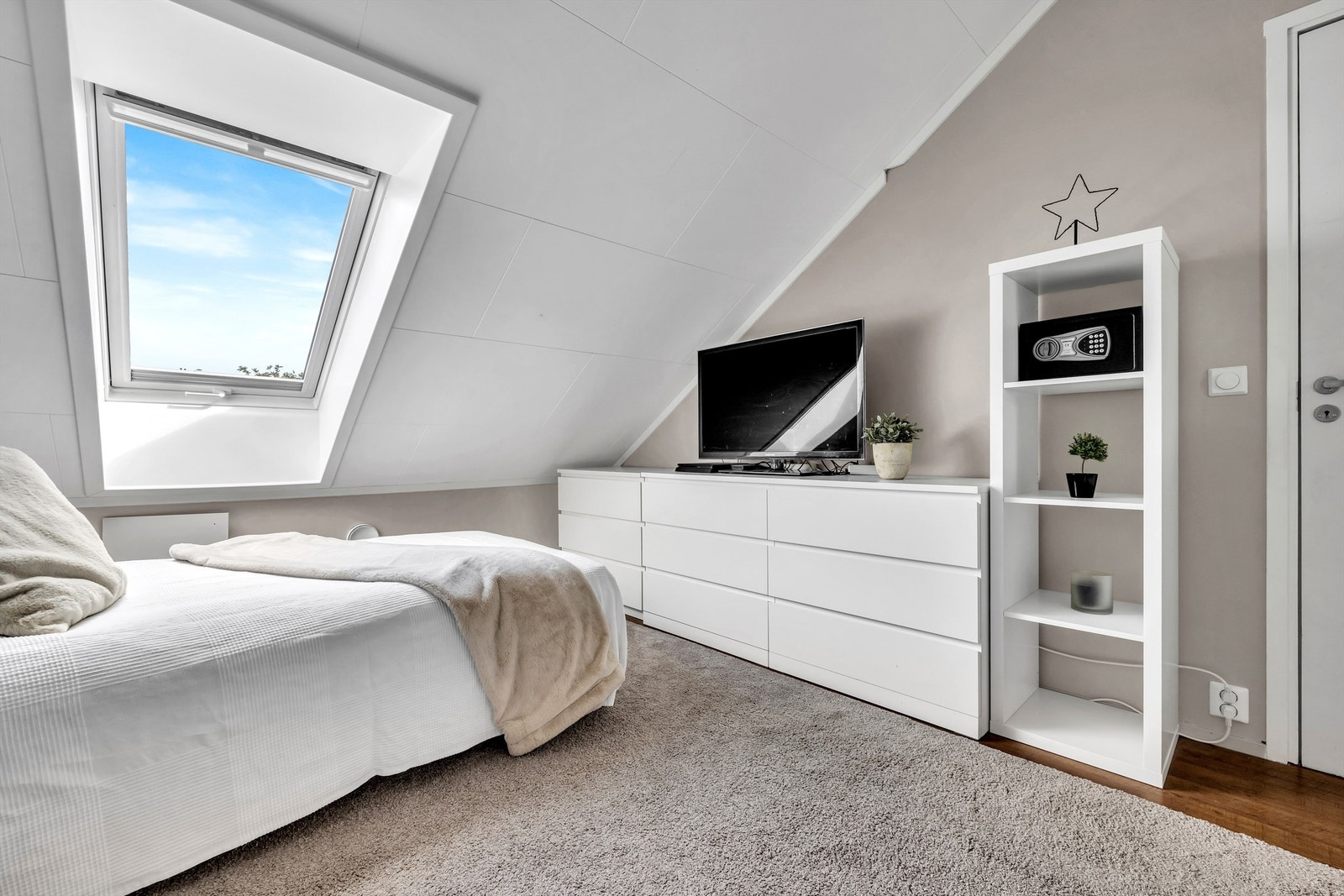 Soverommet i loftsetasjen har god plass til både seng, leker og leksepult. Galleribilde