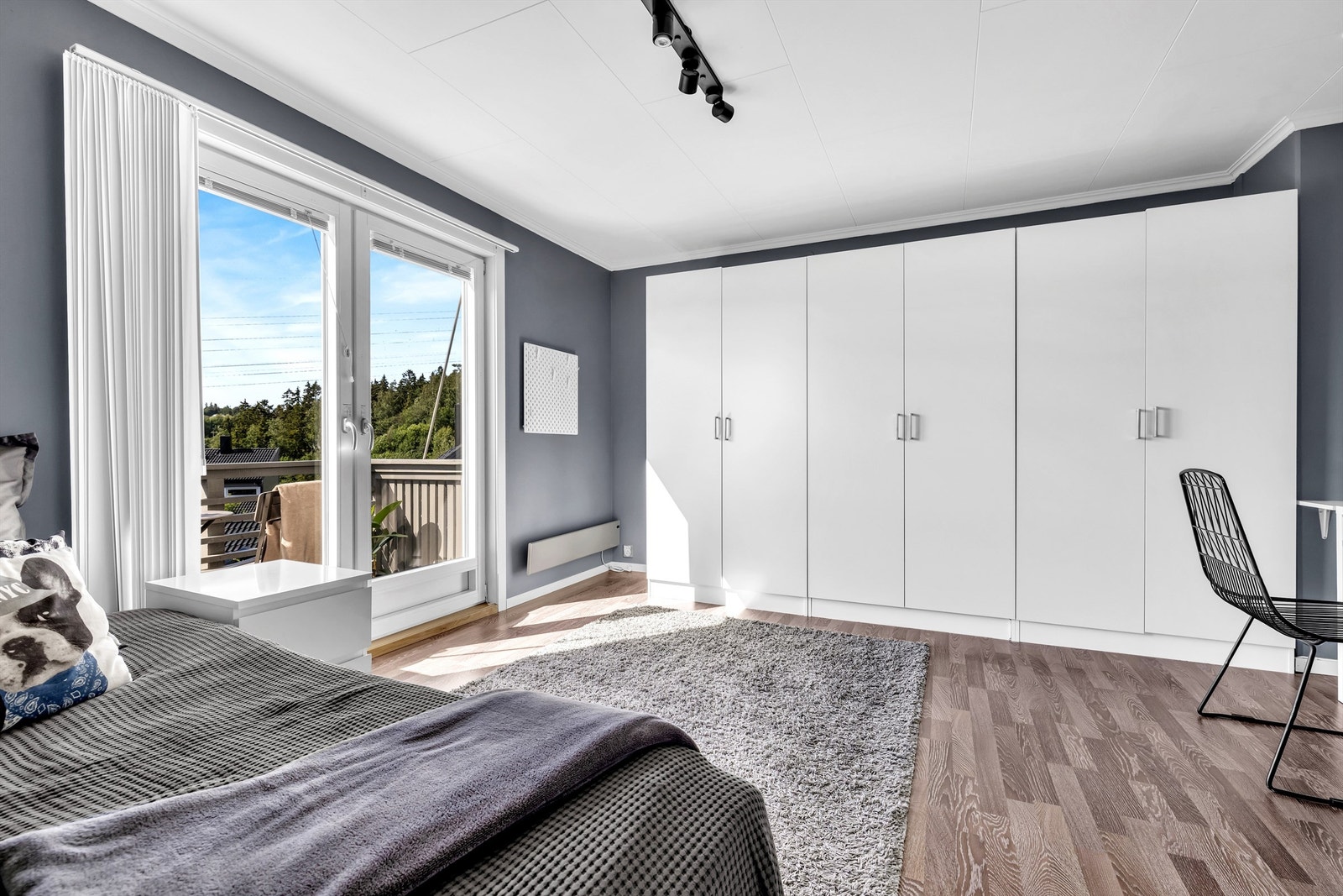 Hovedsoverommet i andre etasje vender mot nordvest og har god plass til dobbeltseng, møbler og garderobeskap. Galleribilde
