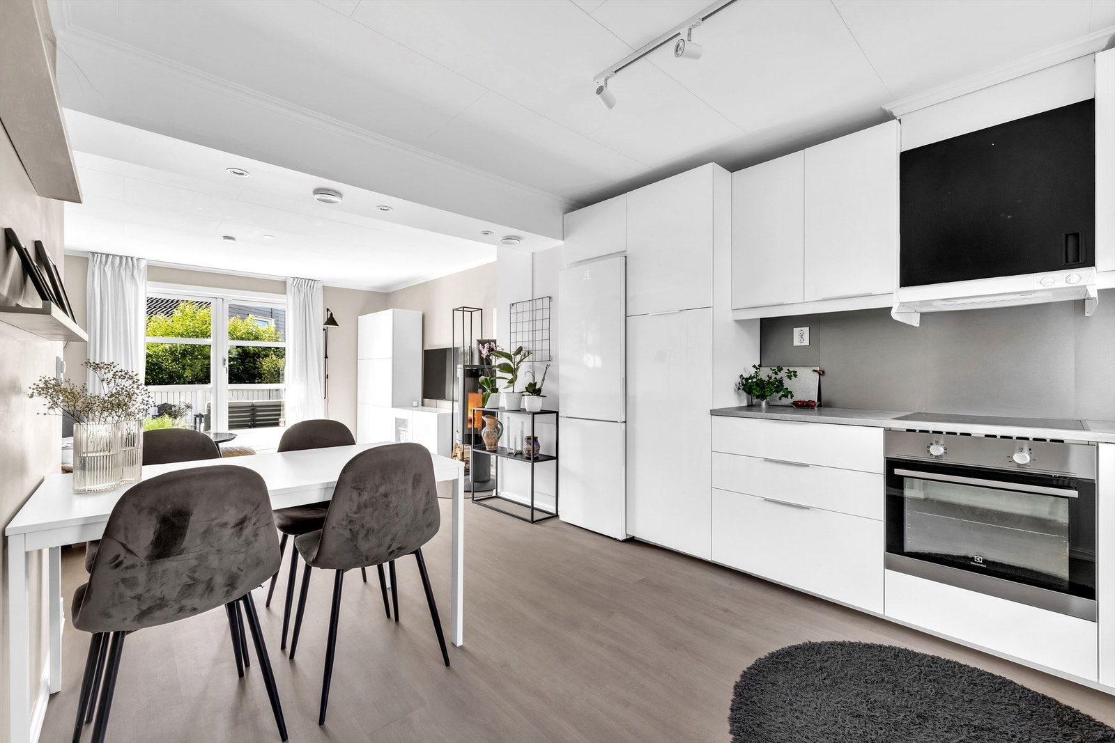 Boligen har uteplasser på begge sider av huset, noe som gjør at man kan flytte seg etter solen, eller holde seg i skyggen om det er ønskelig. Galleribilde