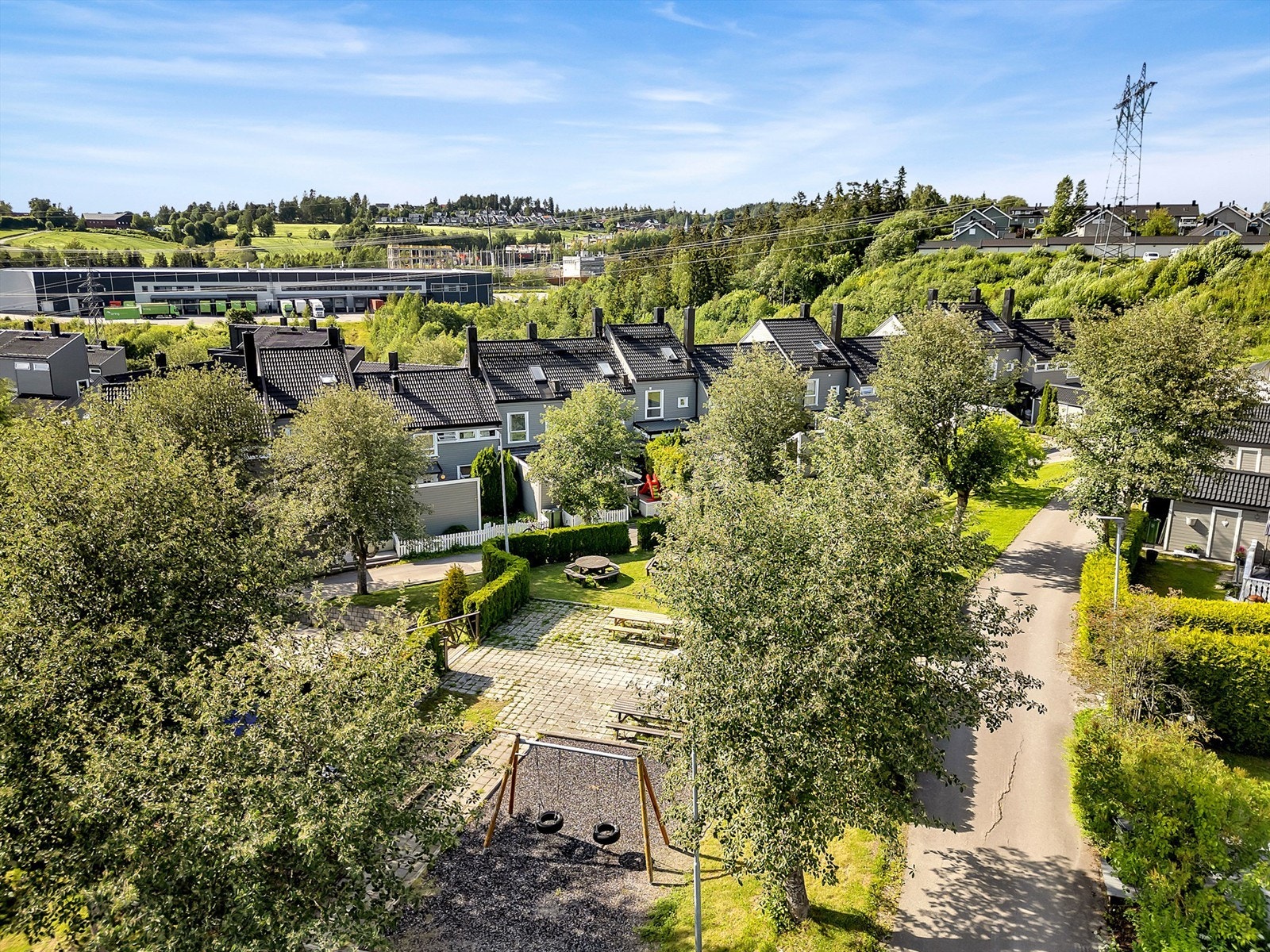 Området er et veletablert boligfelt med konsentrert bebyggelse bestående av leiligheter, rekkehus og eneboliger. Galleribilde