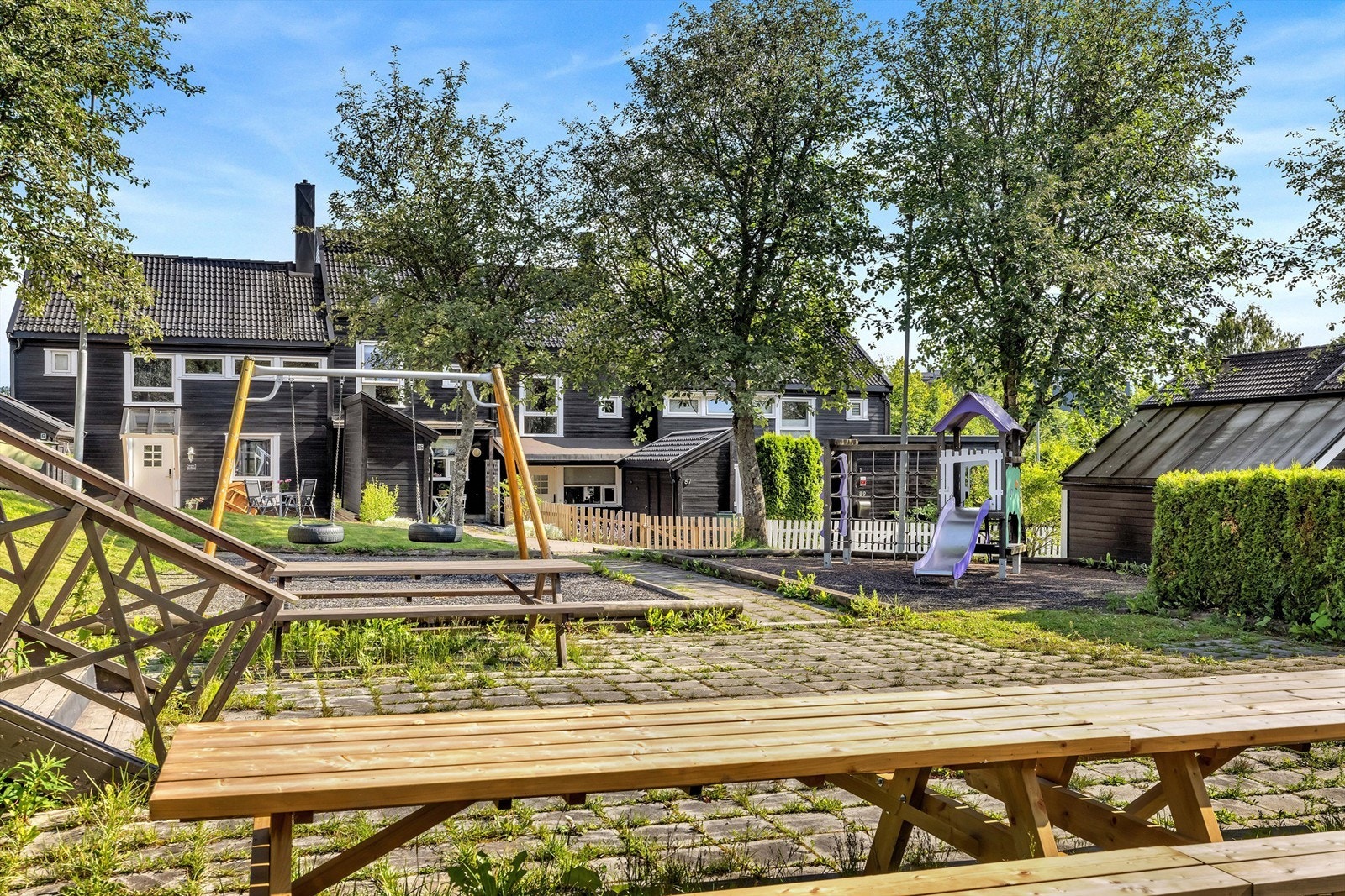 Videre finnes det sittegrupper, lekeplasser og lekeapparater samt interne asfalterte stikkveier. Galleribilde