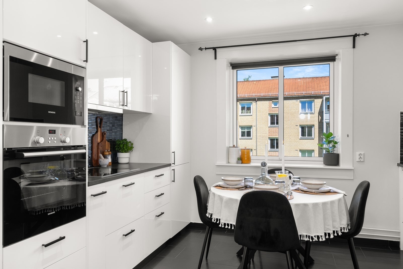 Boligens separate kjøkken (Ikea) fra 2015. Det er rikelig med skap- og benkeplass på begge sider samt god plass til et spisebord. Galleribilde