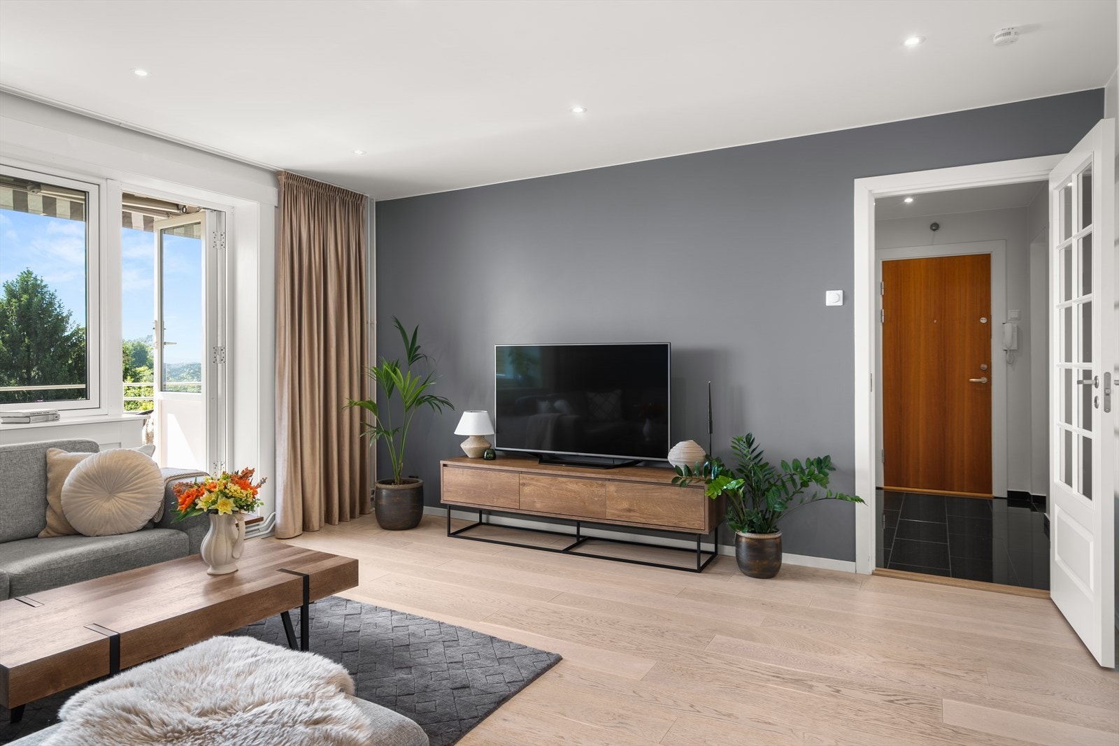 Store vindusflater slipper inn rikelig med naturlig lys. Vinduene er fra 2013. Senket tak og installert downlights. Galleribilde