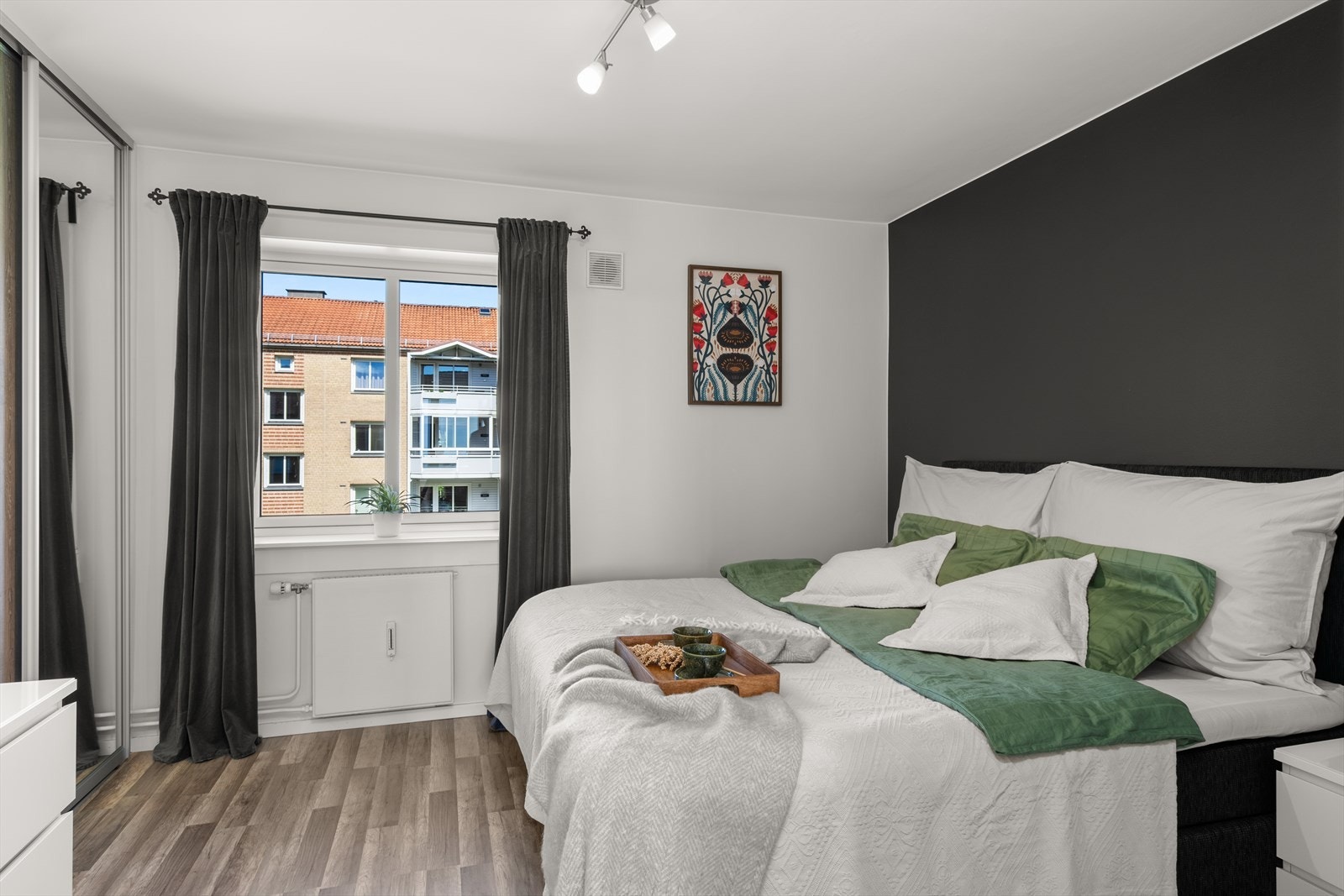 Boligens hovedsoverom er av god størrelse med plass til stor seng, nattbord og kommoder. Galleribilde