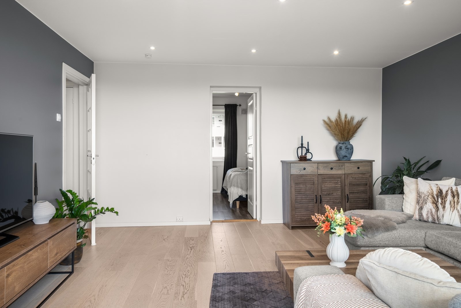 Stuen er et sosialt oppholdsrom med plass til både sofa og spisegruppe. Galleribilde