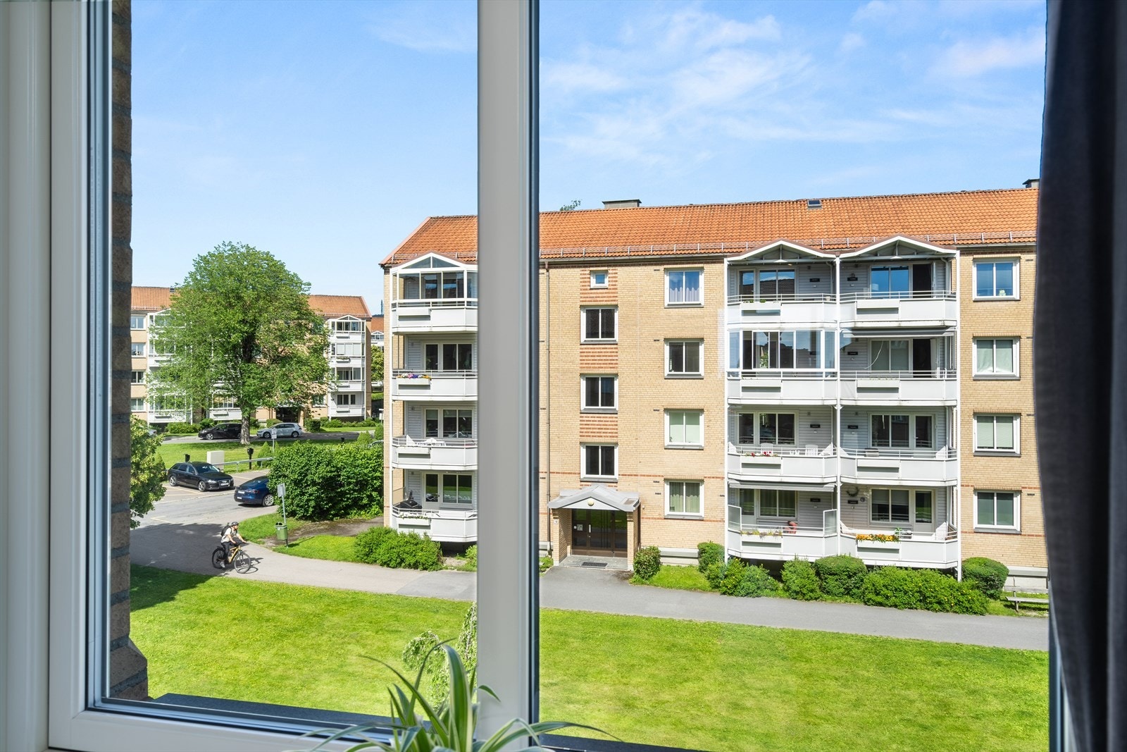 Hyggelig utsyn mot borettslagets fellesarealer. Galleribilde
