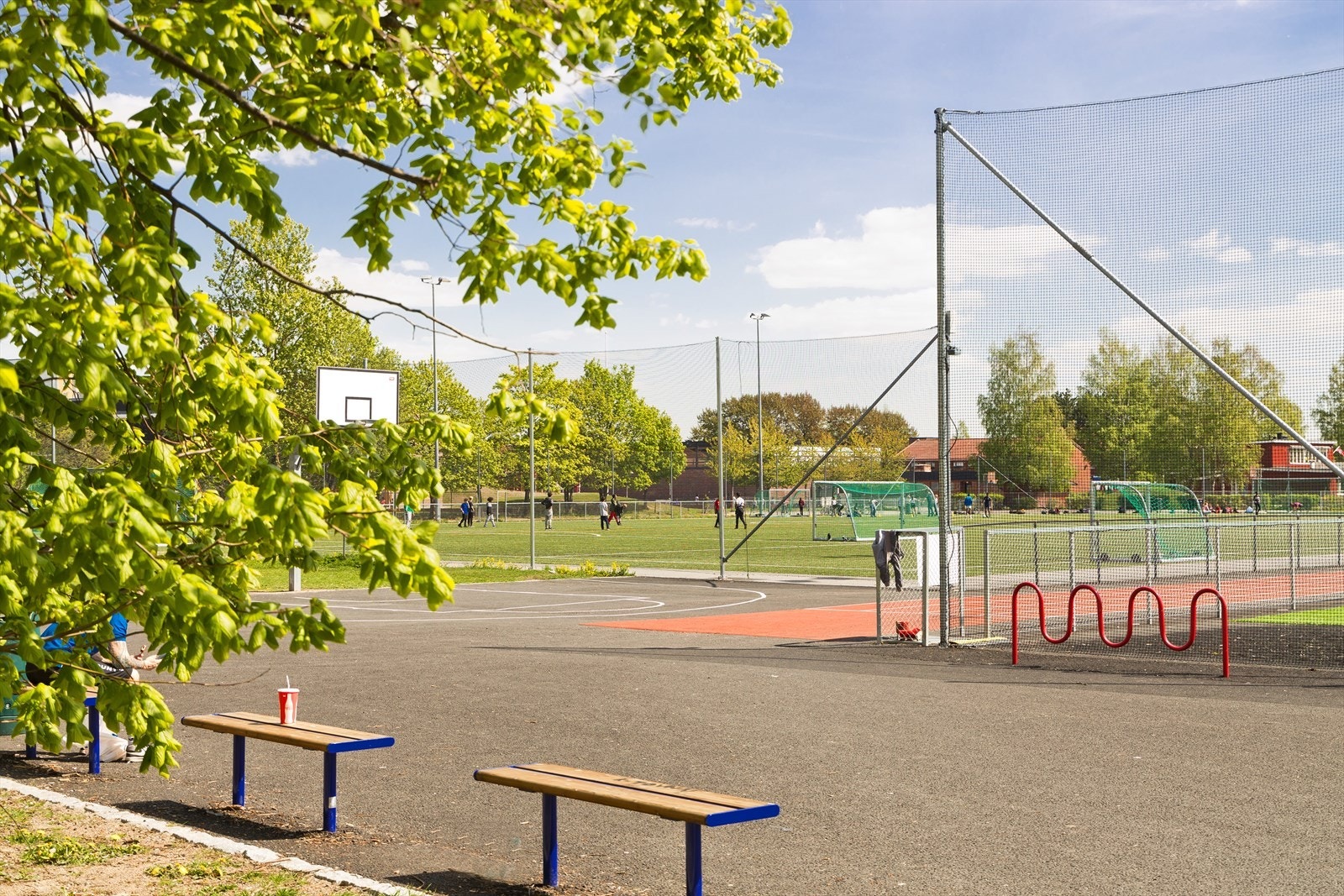 Området har kort vei til fotballbaner, lekeplass, idrettshall og treningssenter m.m. Galleribilde