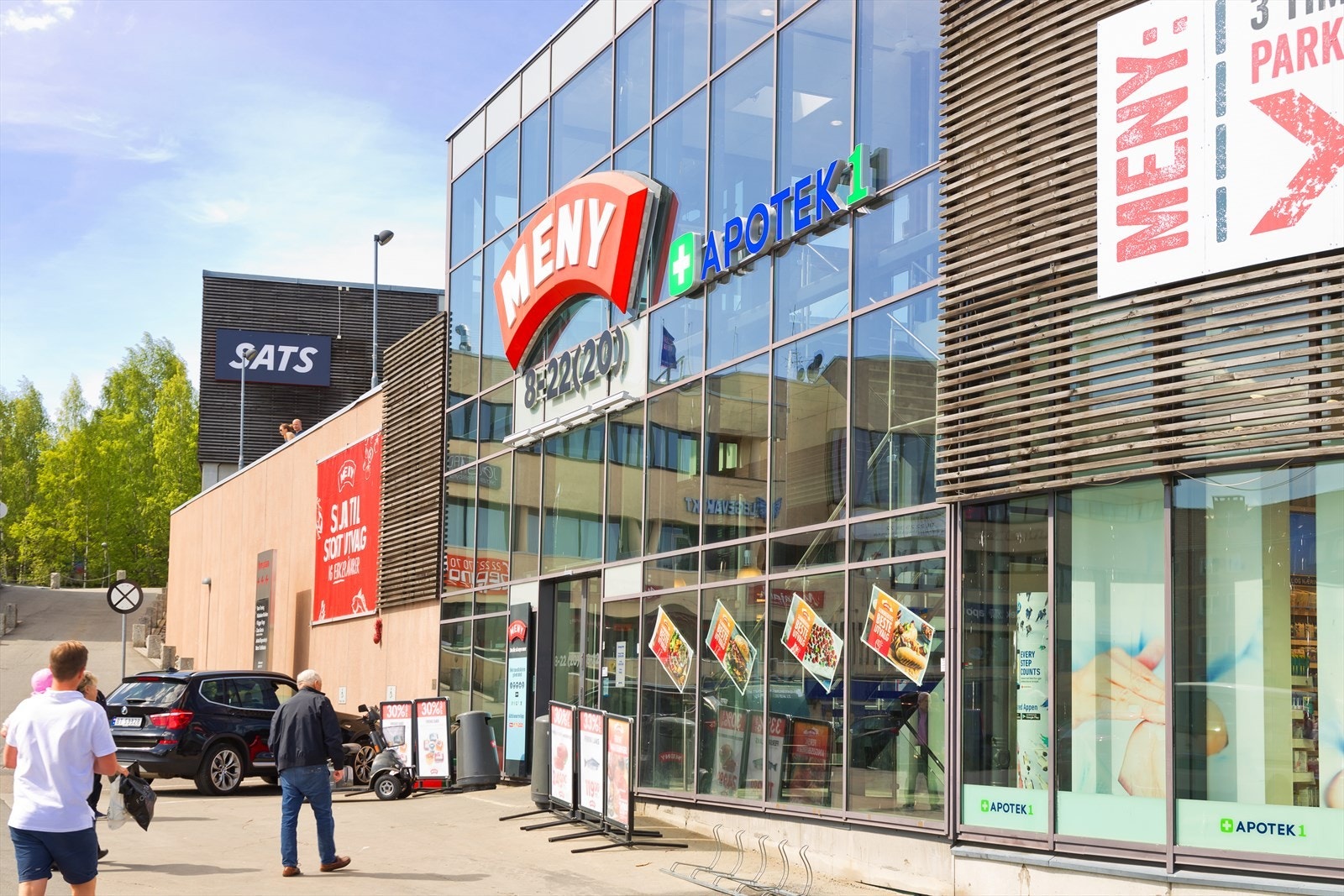 Her ligger Rema 1000, Meny, koselige kafeer, frisør, apotek, m.m. Grorud nærsenter ligger også i området med ca. 30 butikker. Galleribilde