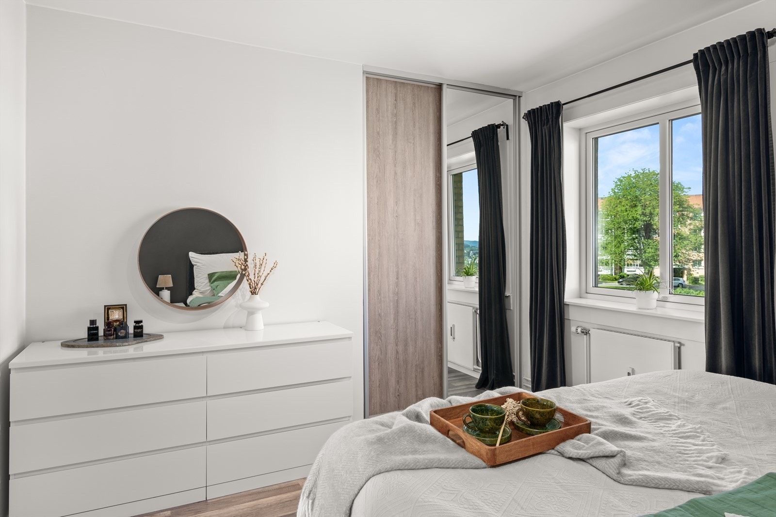 Det er god plass til oppbevaring i skyvedørsgarderoben som ble montert i 2015. Galleribilde