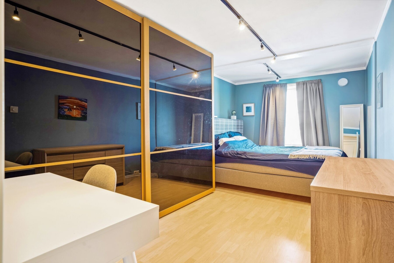 Soverom med god skapplass Galleribilde