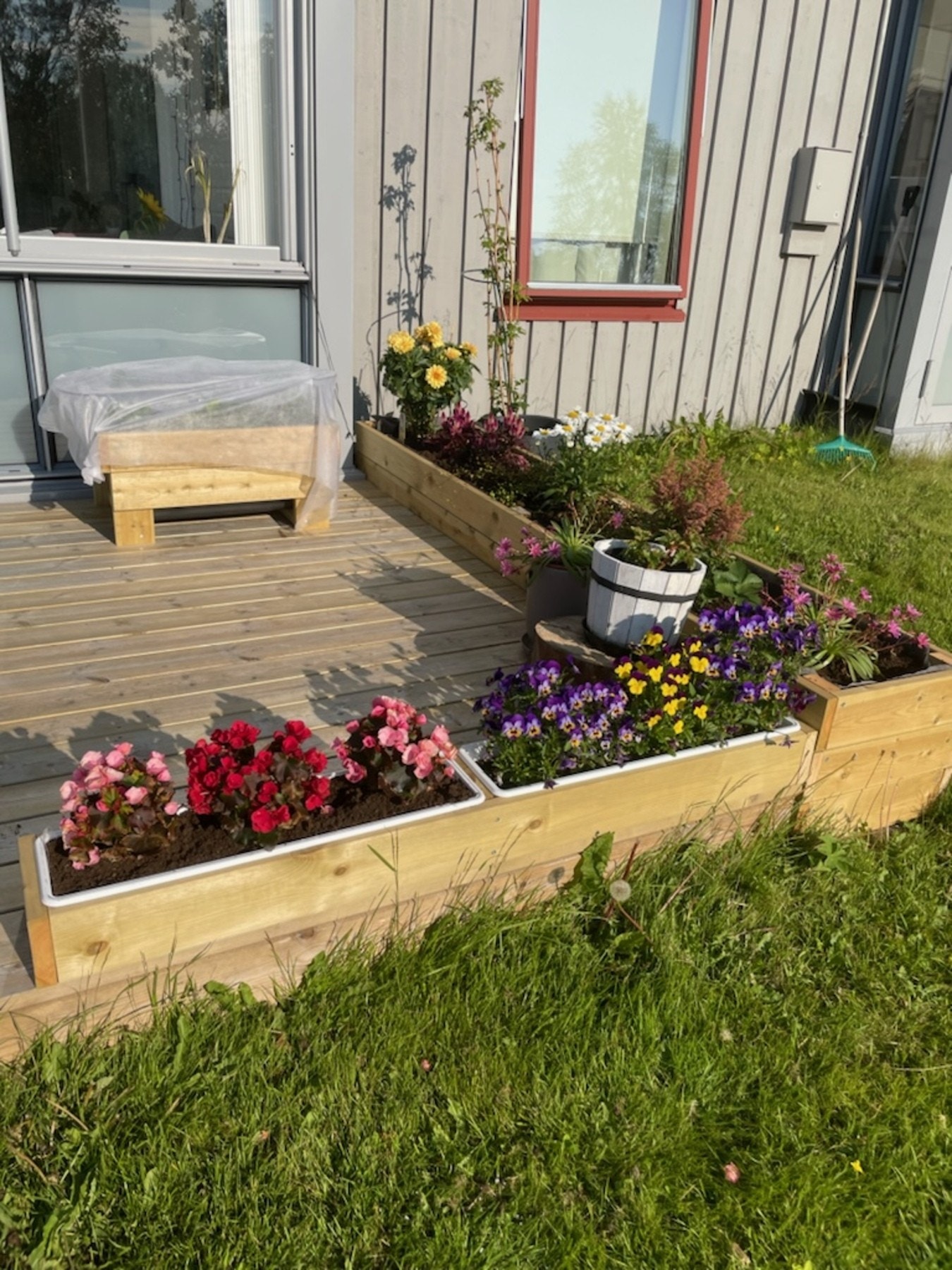 Fint opparbeidet med blomster etc på sommerstid. Galleribilde