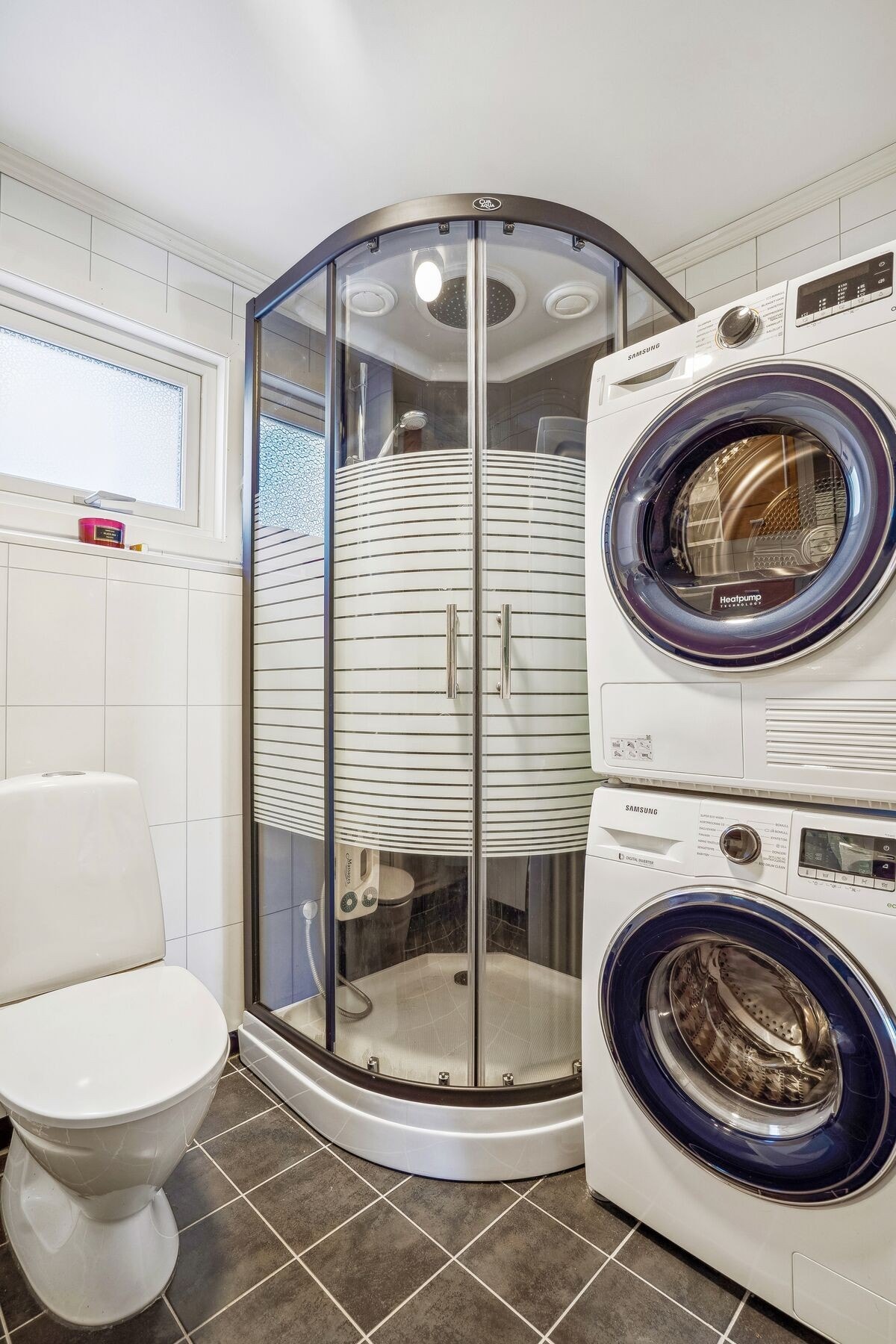 Dusjkabinett og plass til vaskemaskin/tørketrommel på badet Galleribilde