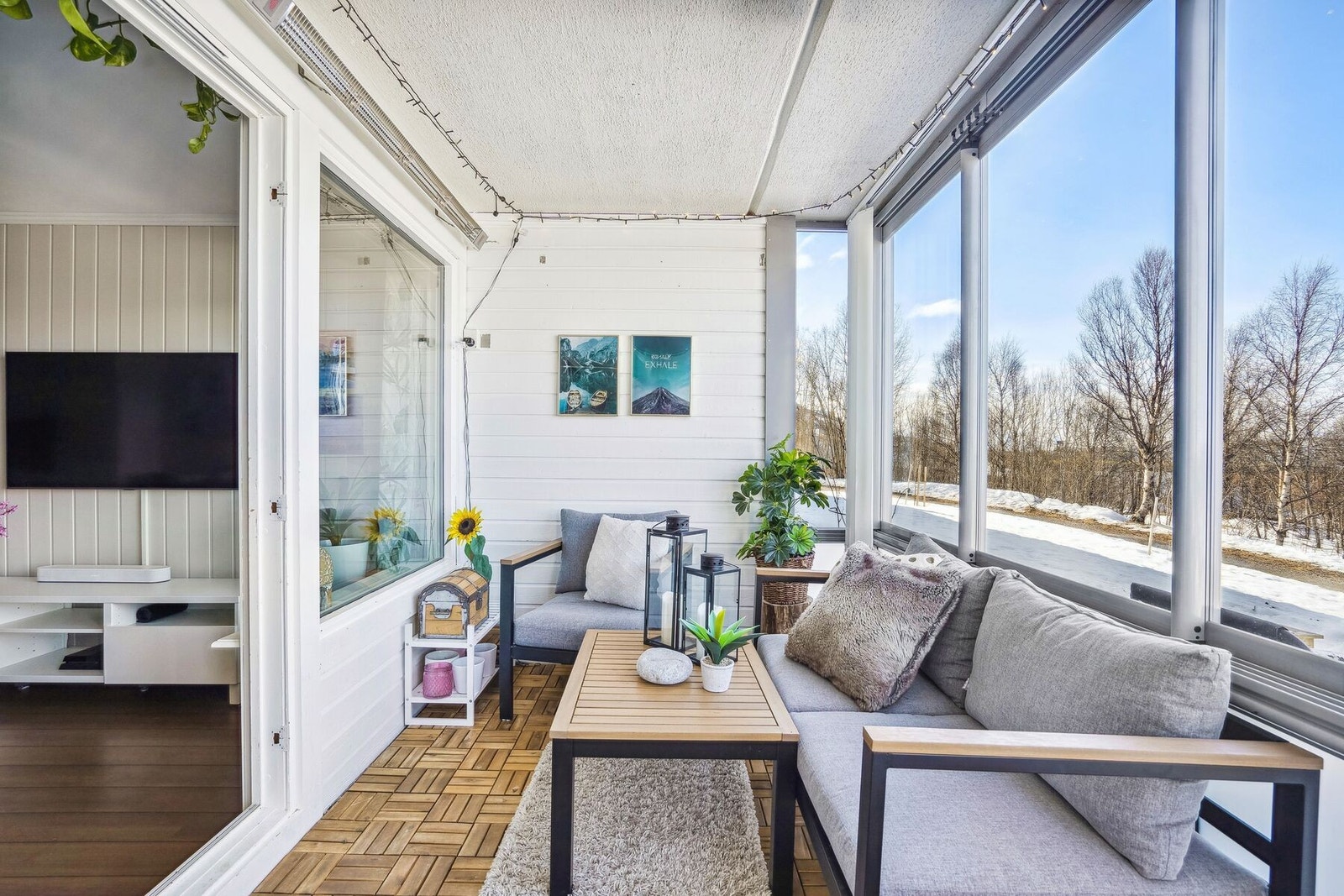 Romslig vinterhage meg utgang til platting Galleribilde