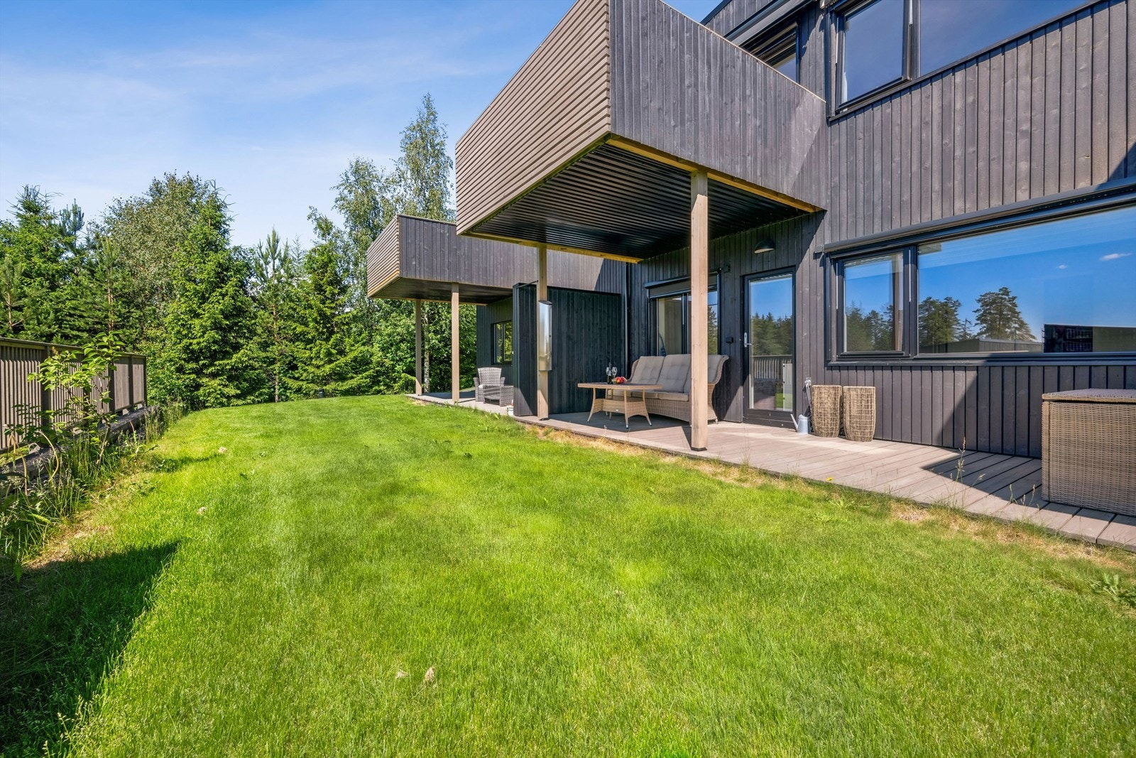 Direkte utgang fra soverom til solrik terrasse som er sør-vestvendt. Galleribilde